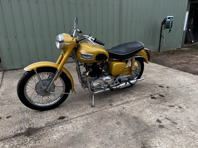 1957 TRIUMPH 6T THUNDERBIRD ROAD
