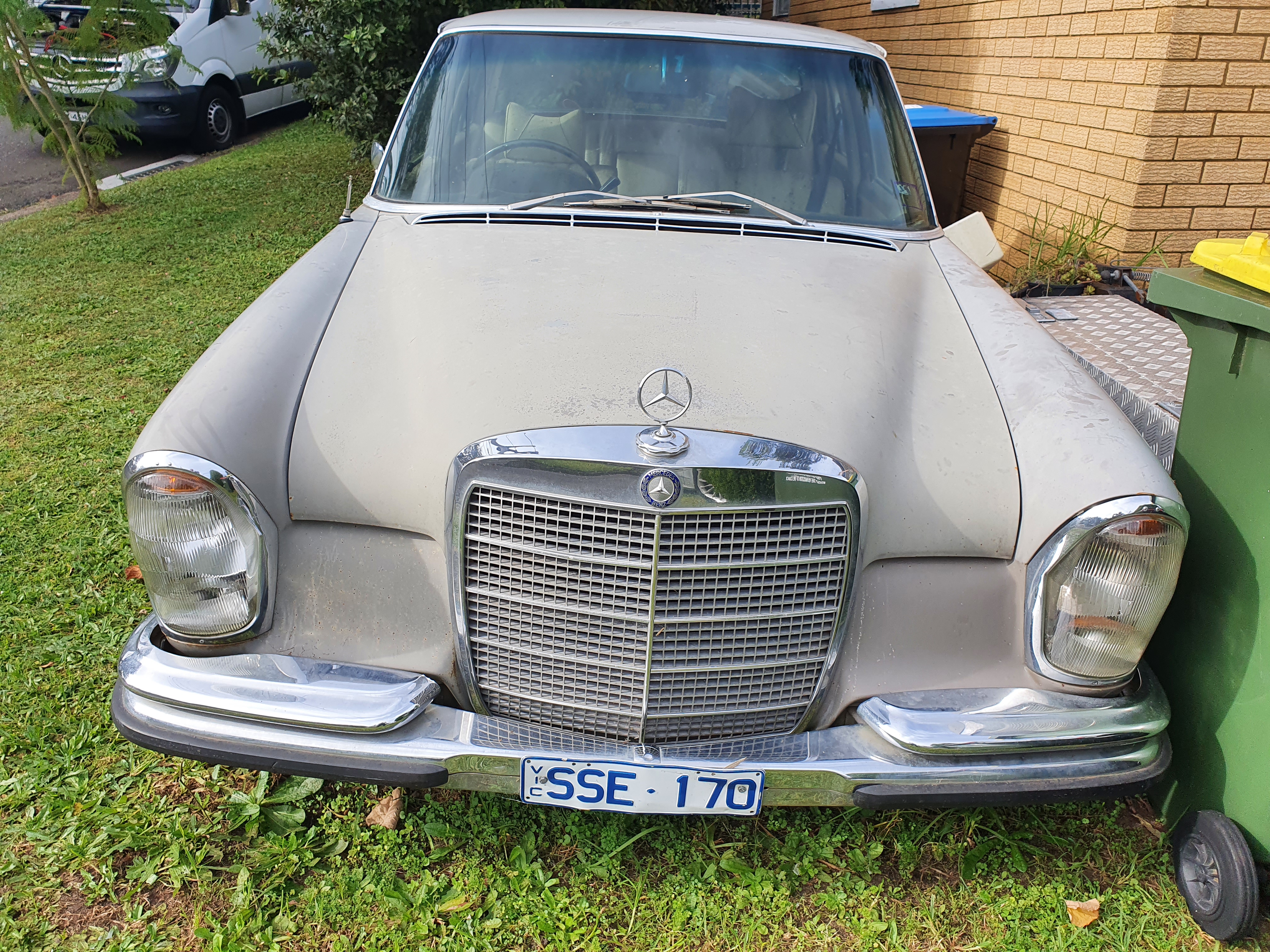 1968 MERCEDES-BENZ 280 SE SEDAN