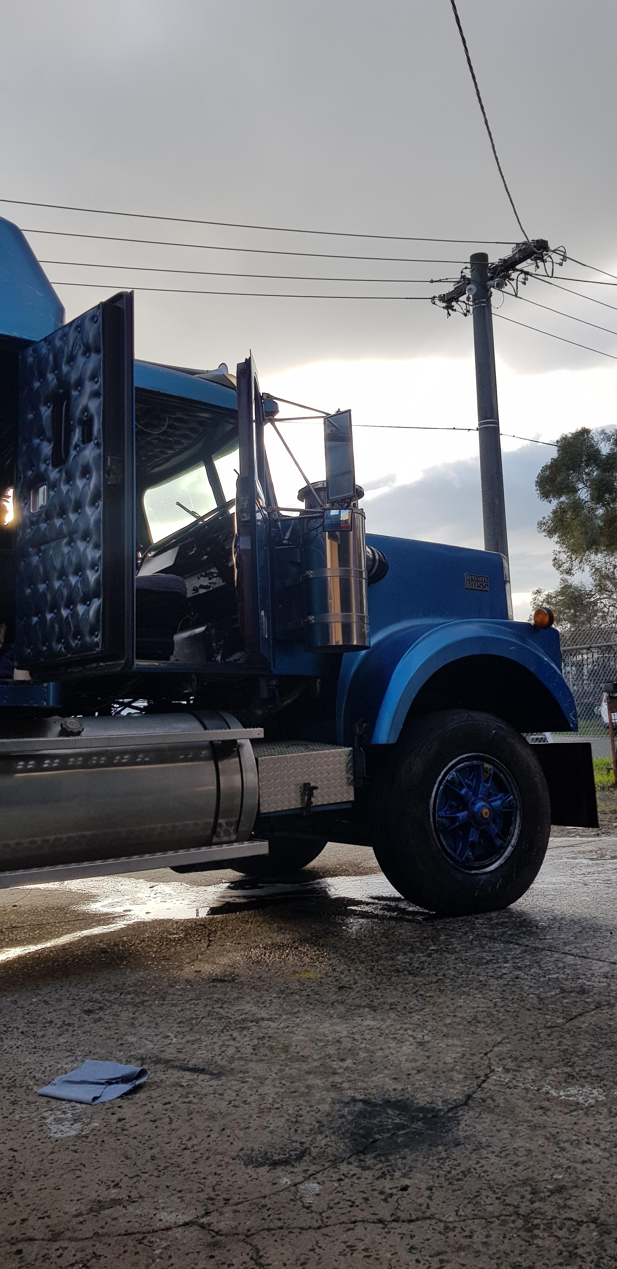 1982 WHITE ROAD BOSS PRIME MOVER