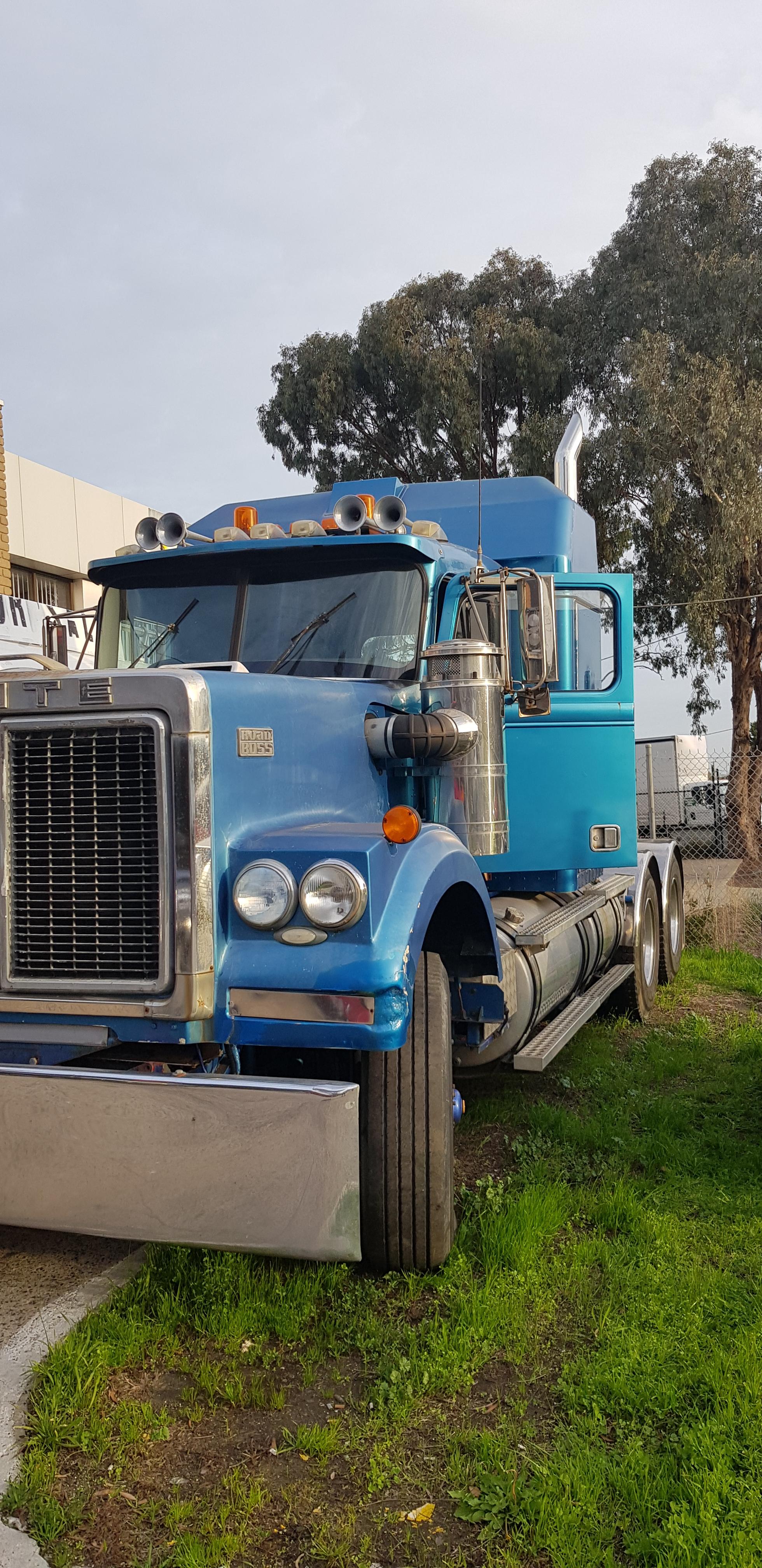 1982 WHITE ROAD BOSS PRIME MOVER