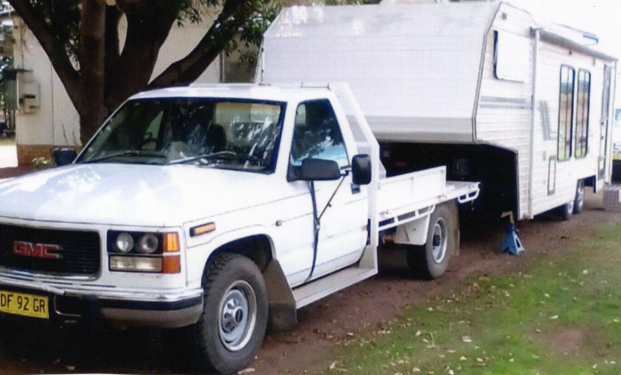1999 GMC CS3500 5TH WHEELER & 28FT CARAVAN 