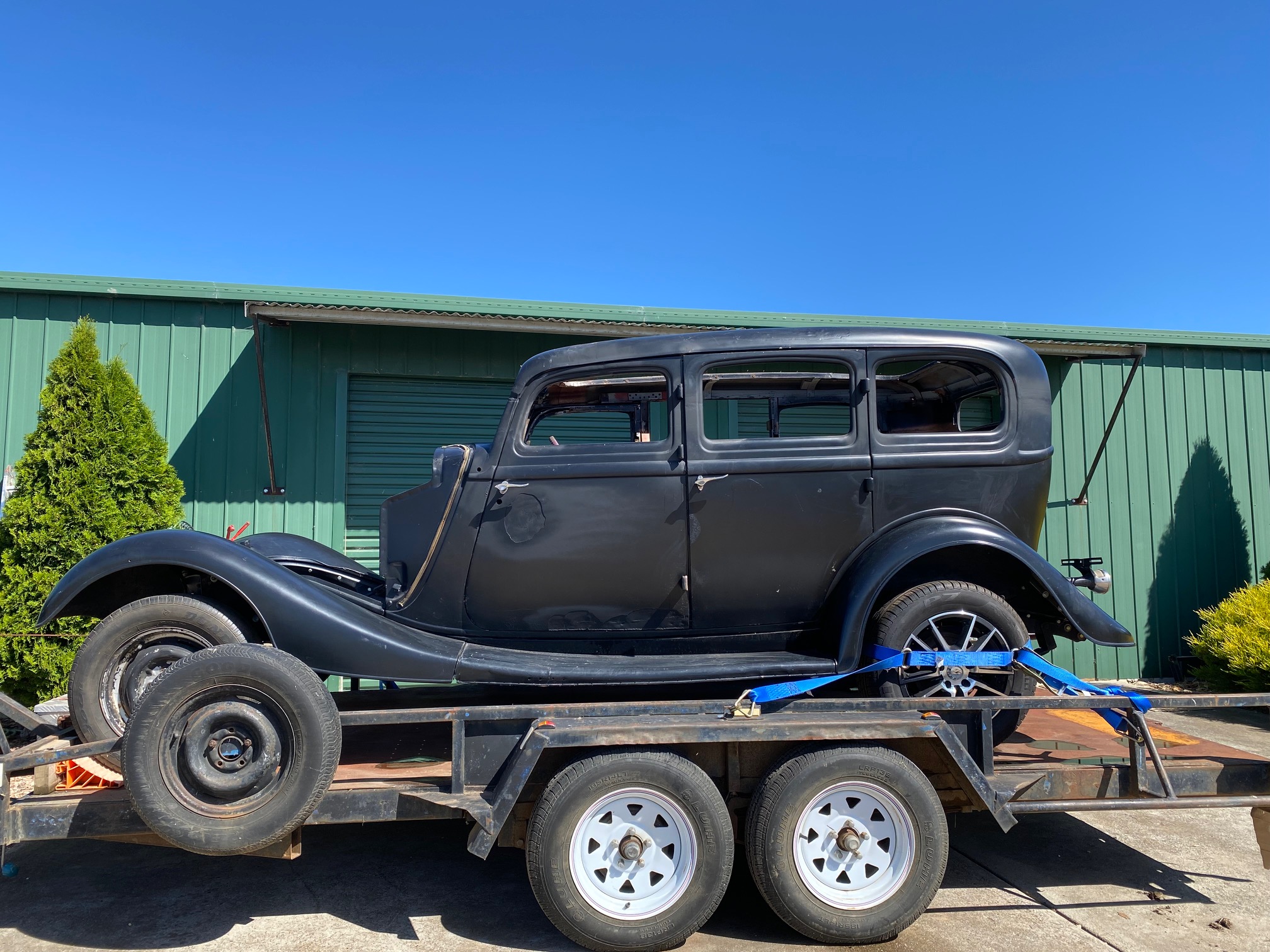 1933 FORD MODEL B SEDAN