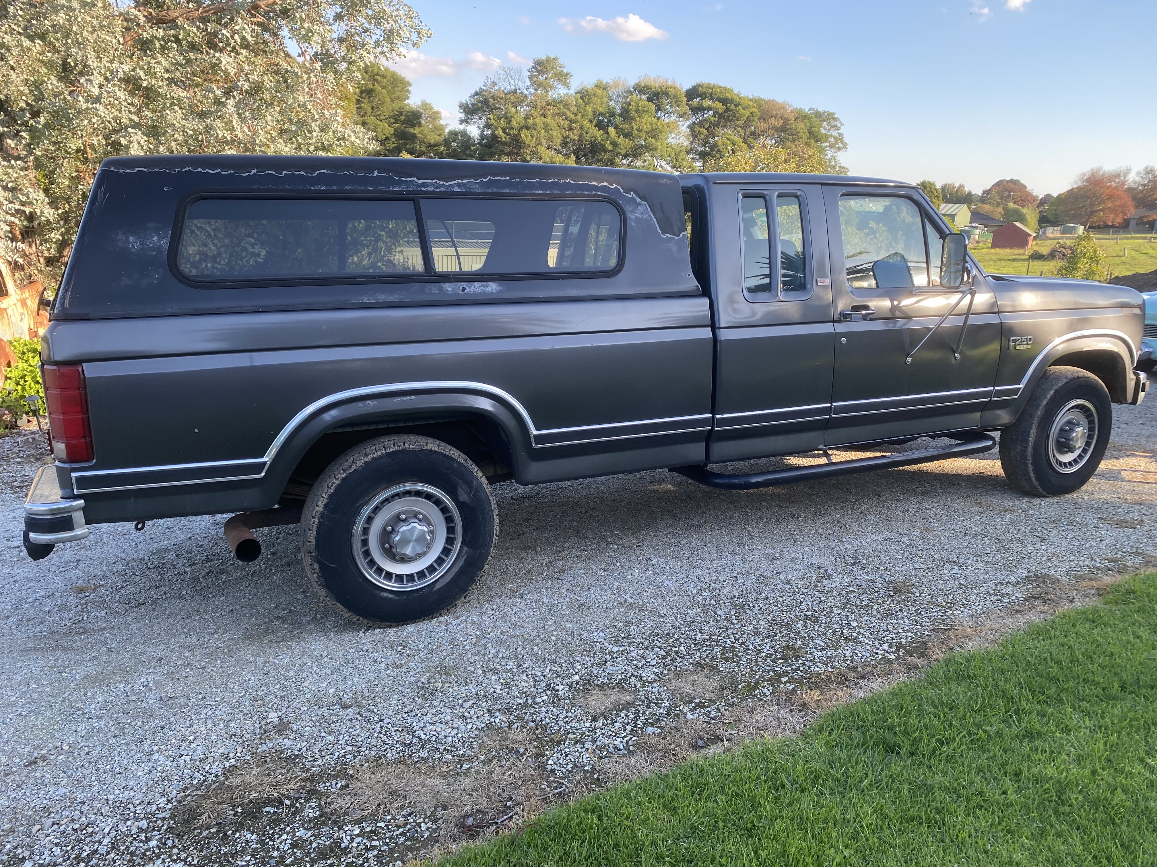 1986 FORD F-250 UTILITY