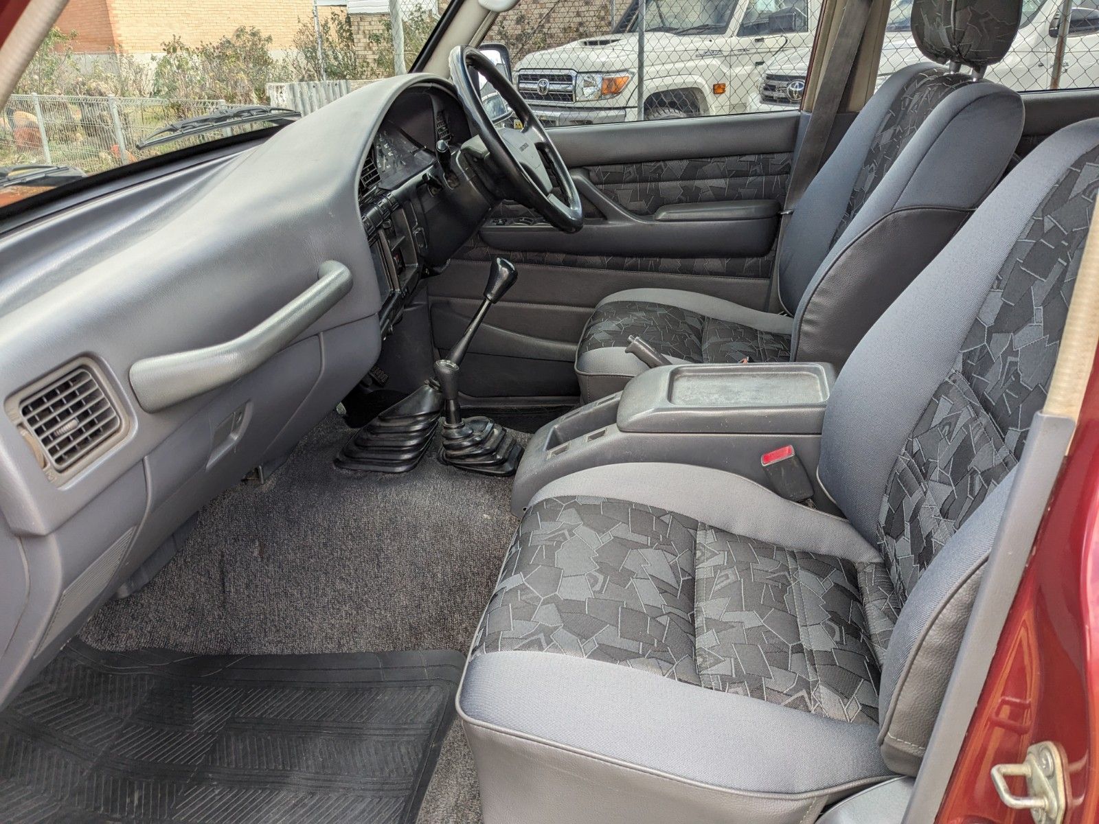 1990 TOYOTA LANDCRUISER GXL (4x4) 4 SP AUTOMATIC 4x4 4D WAGON