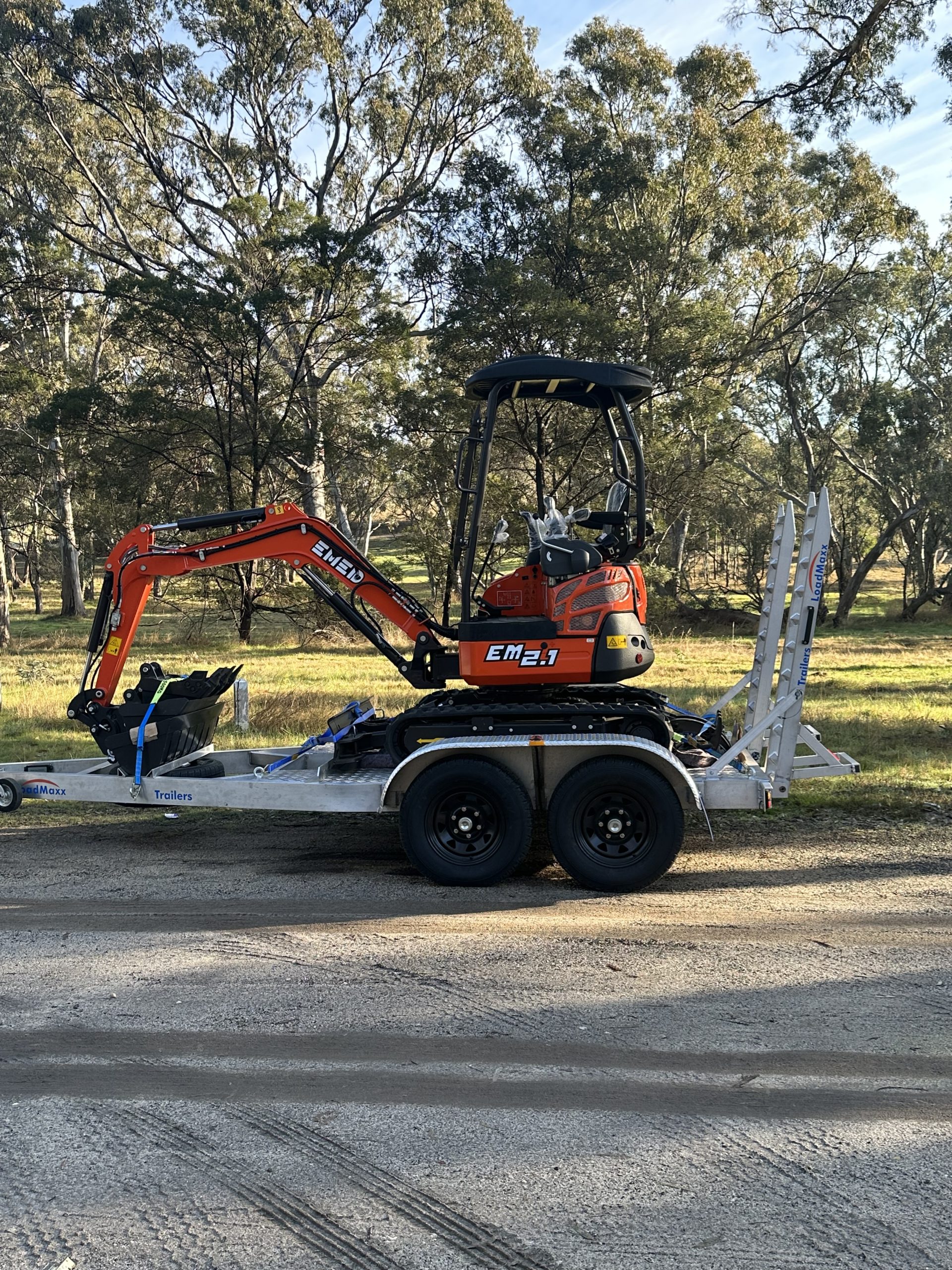 EMED EXCAVATOR EM2.1 WITH AUGER AND TRAILER PACKAGE PLUS FREE ATTACHMENTS