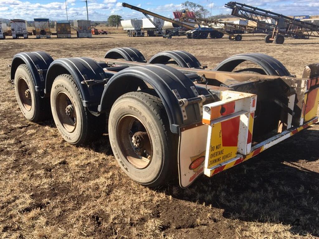 FRUEHAUF TRI AXLE PIG CHASSIS TRIALER