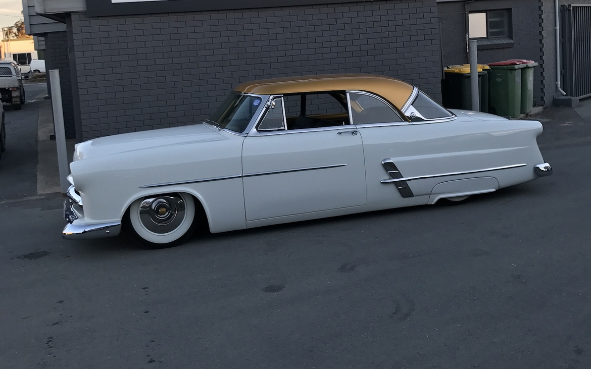 1953 FORD CRESTLINE VICTORIA COUPE