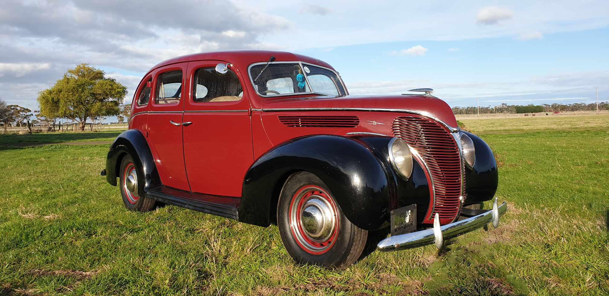 1938 FORD DELUXE SEDAN 
