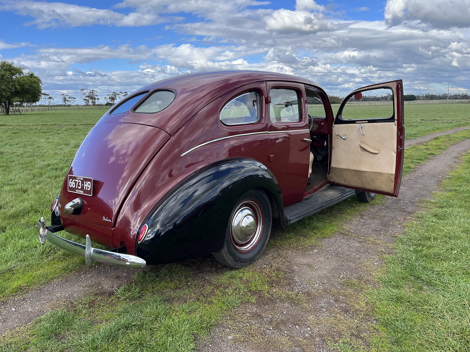 1938 FORD DELUXE SEDAN 