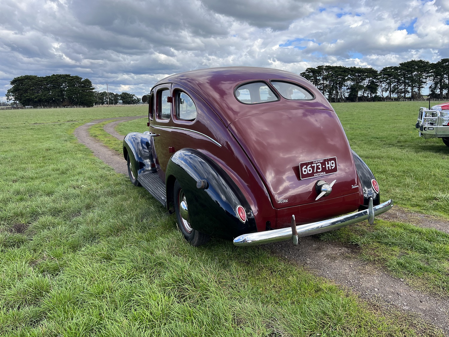 1938 FORD DELUXE SEDAN 