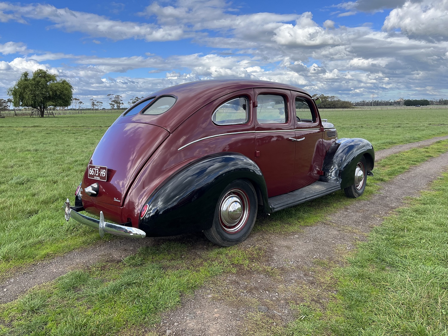1938 FORD DELUXE SEDAN 