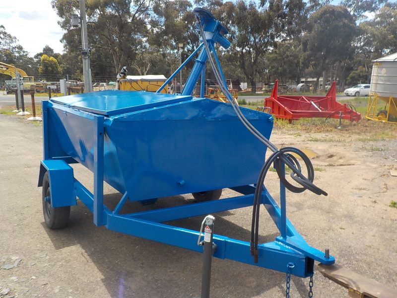 TRAILING OAT FEEDER WITH AUGER BIN