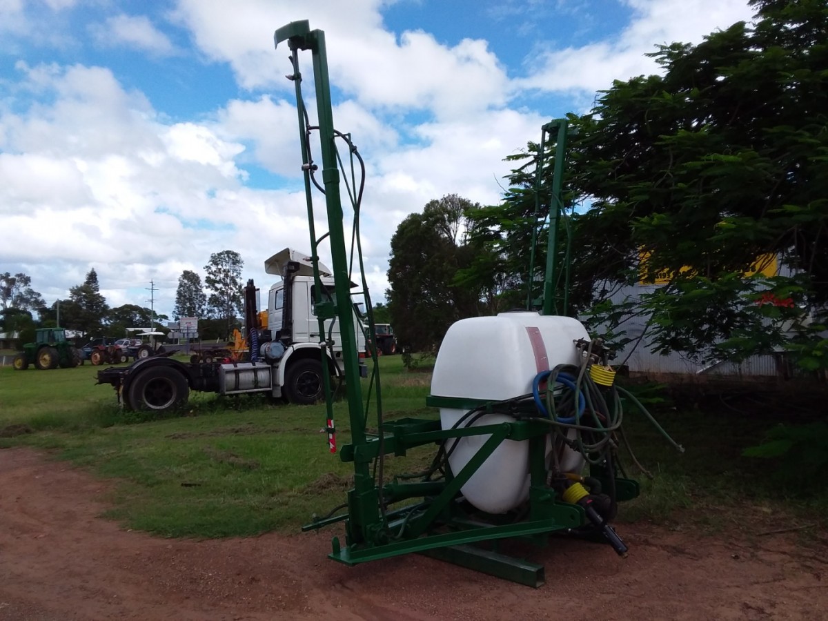 UNKNOWN 600 LITRE BOOM SPRAY UNIT 