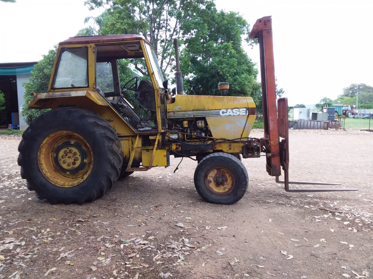 CASE TRACTOR WITH FRONT FORKS 