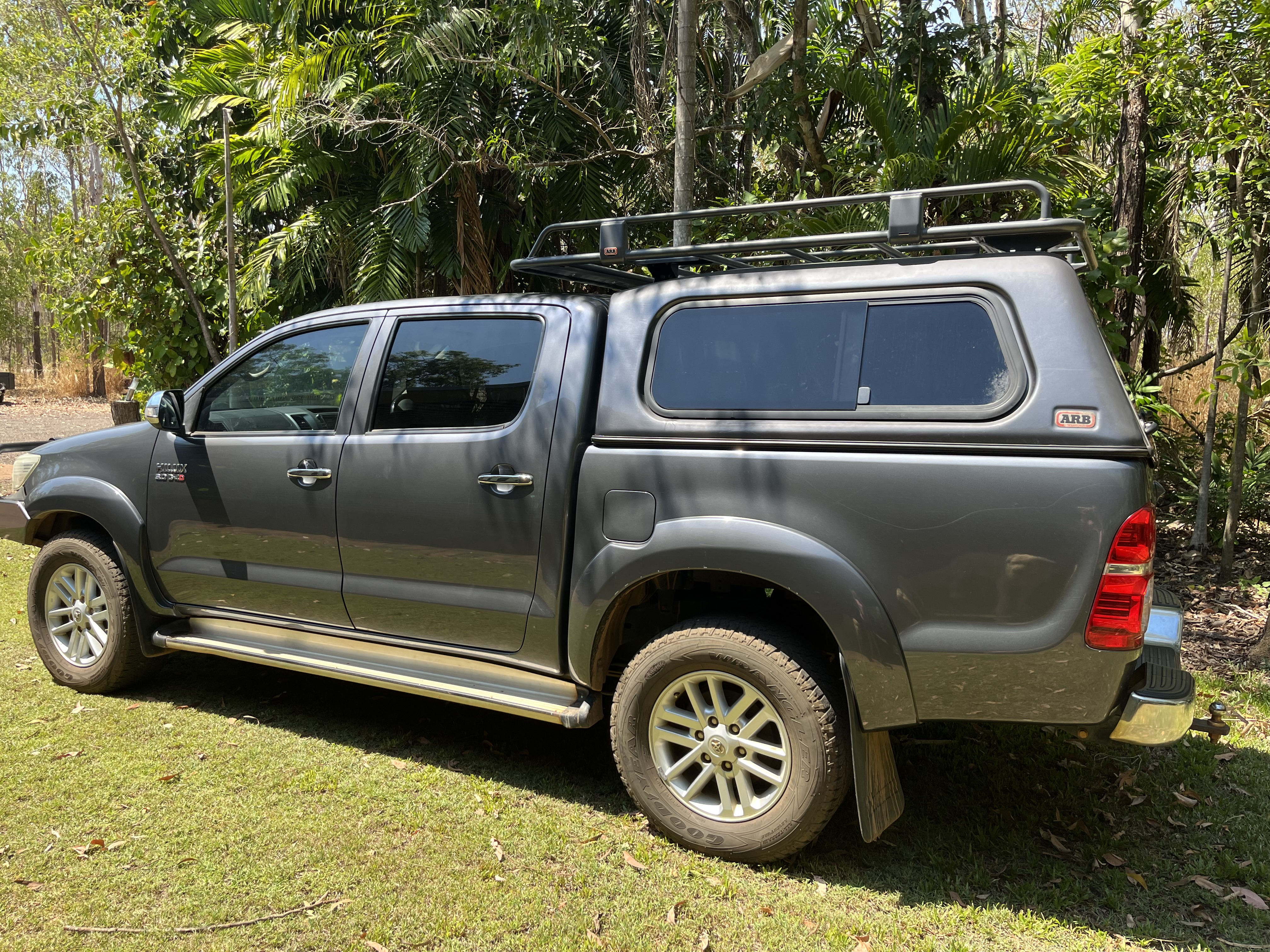 2014 TOYOTA HILUX SR5 DUAL CAB P/UP