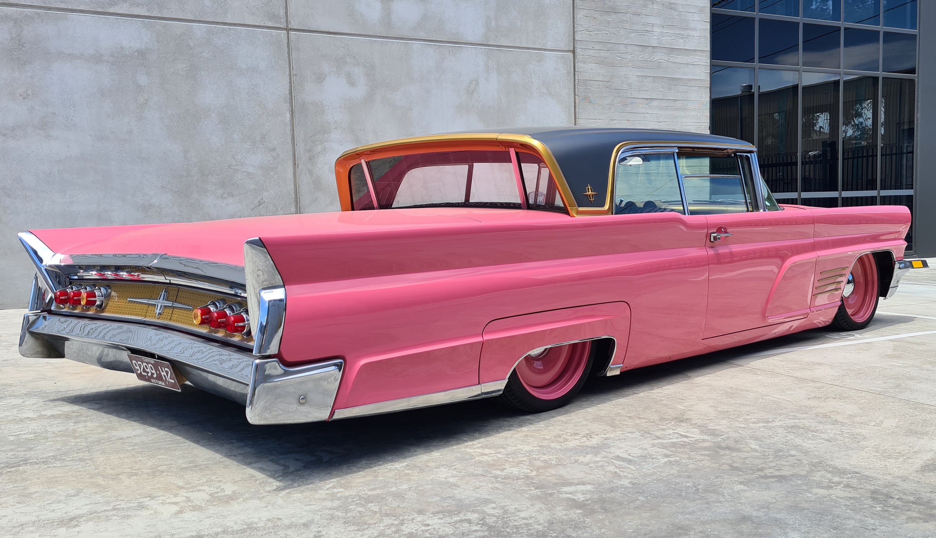 1960 LINCOLN CONTINENTAL SEDAN