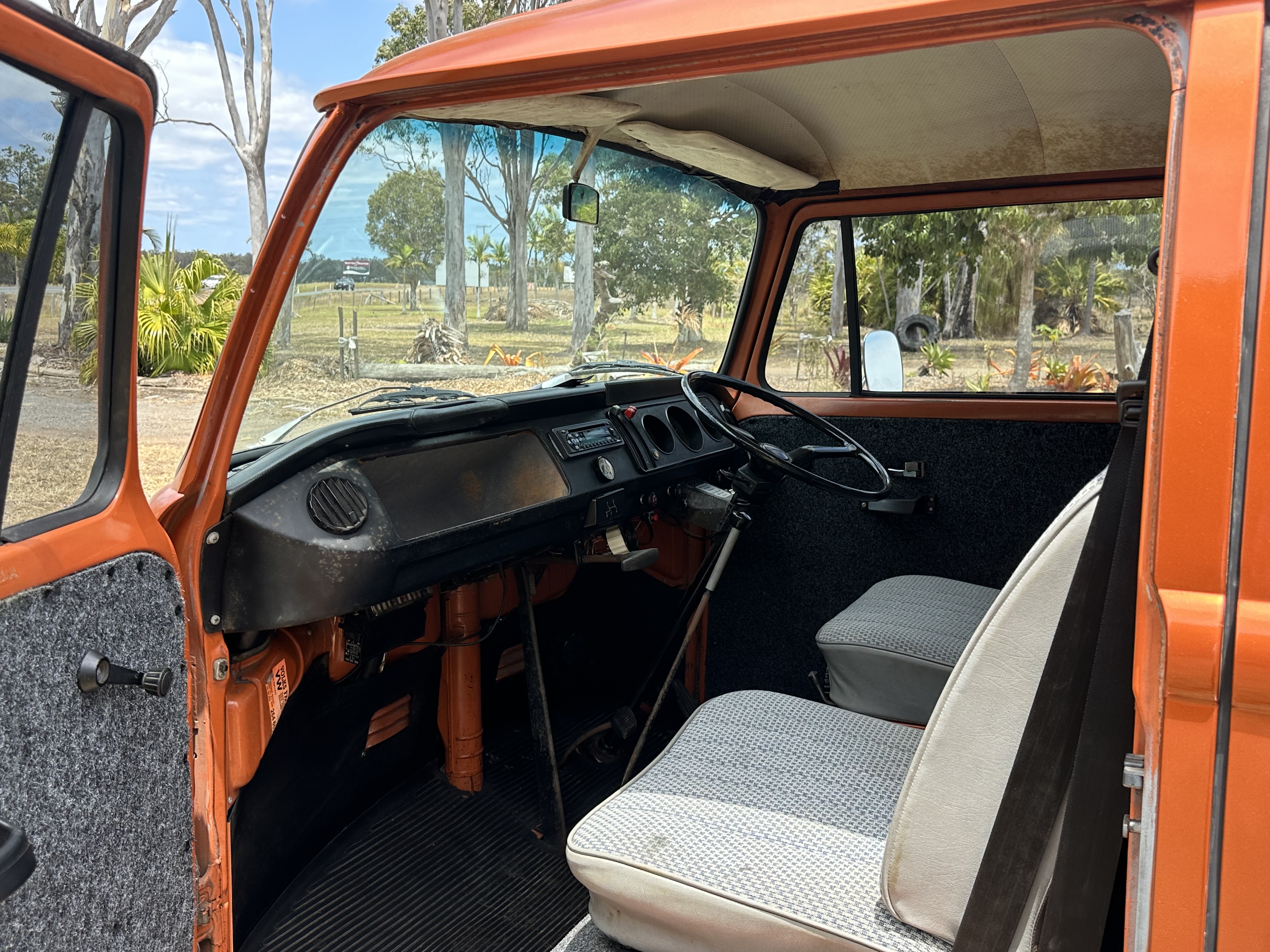 1973 VOLKSWAGEN KOMBI 4 SP MANUAL VAN