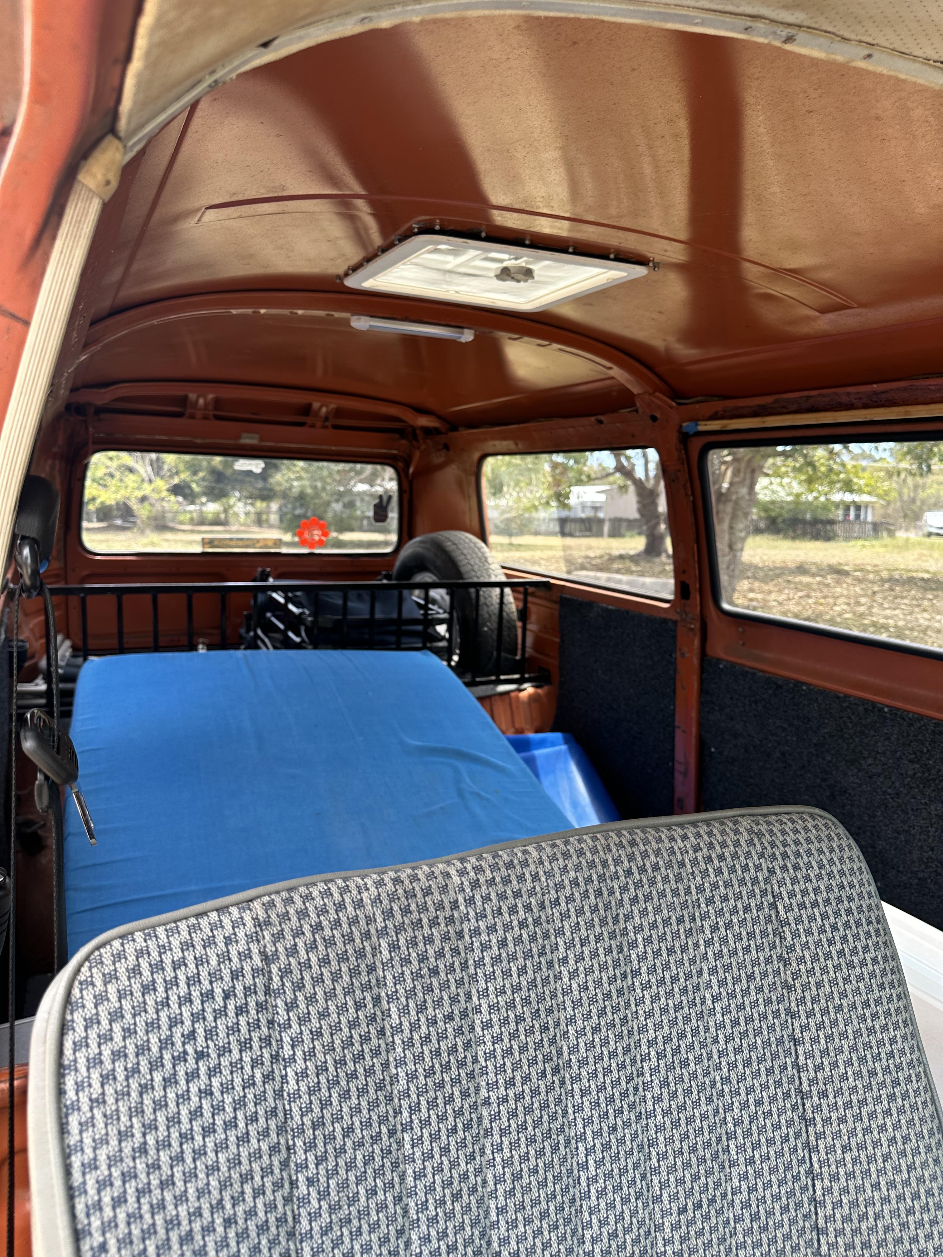 1973 VOLKSWAGEN KOMBI 4 SP MANUAL VAN