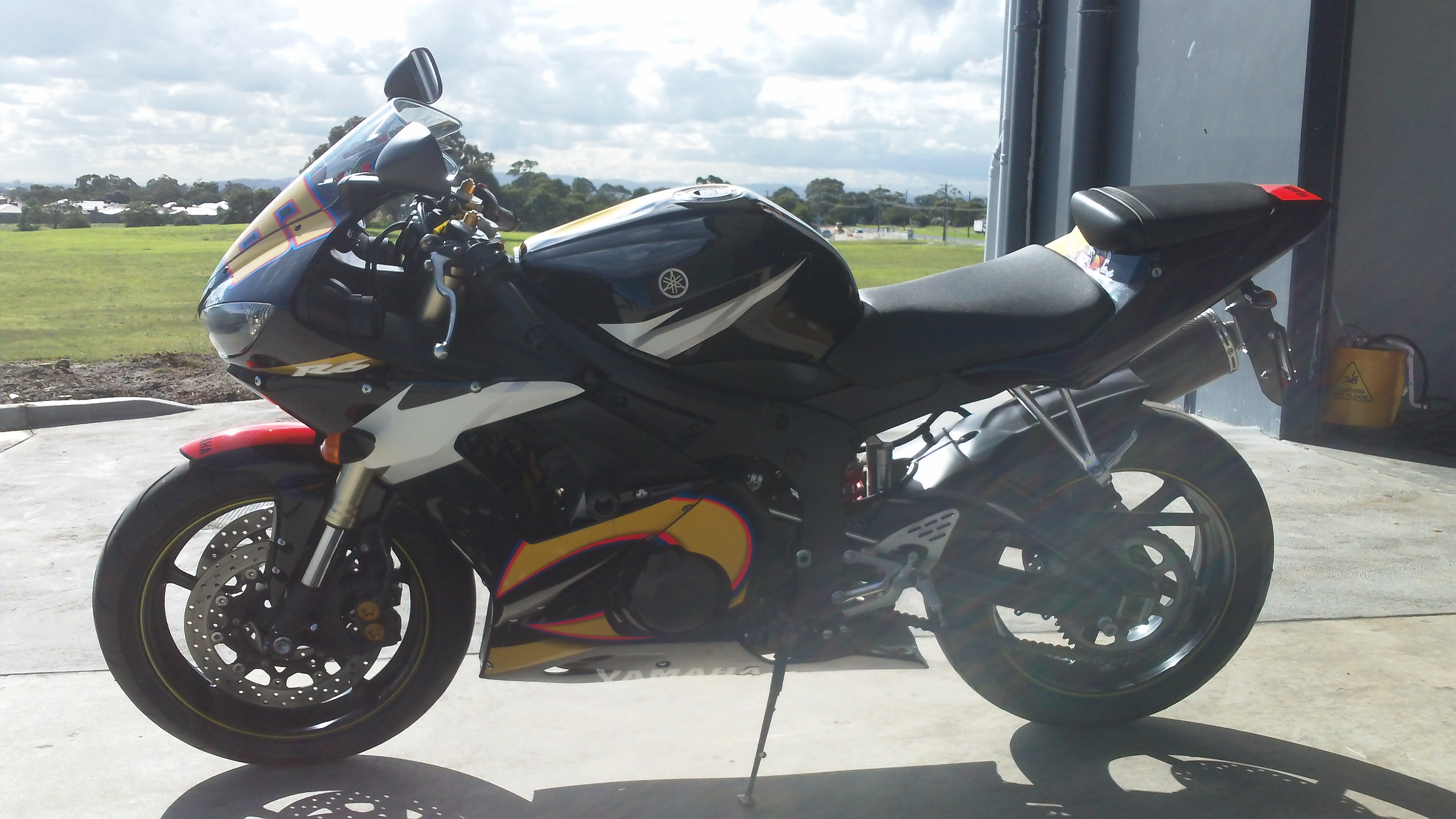 2005 YAMAHA YZF-R6 VALENTINO ROSSI LE RACE REPLICA 