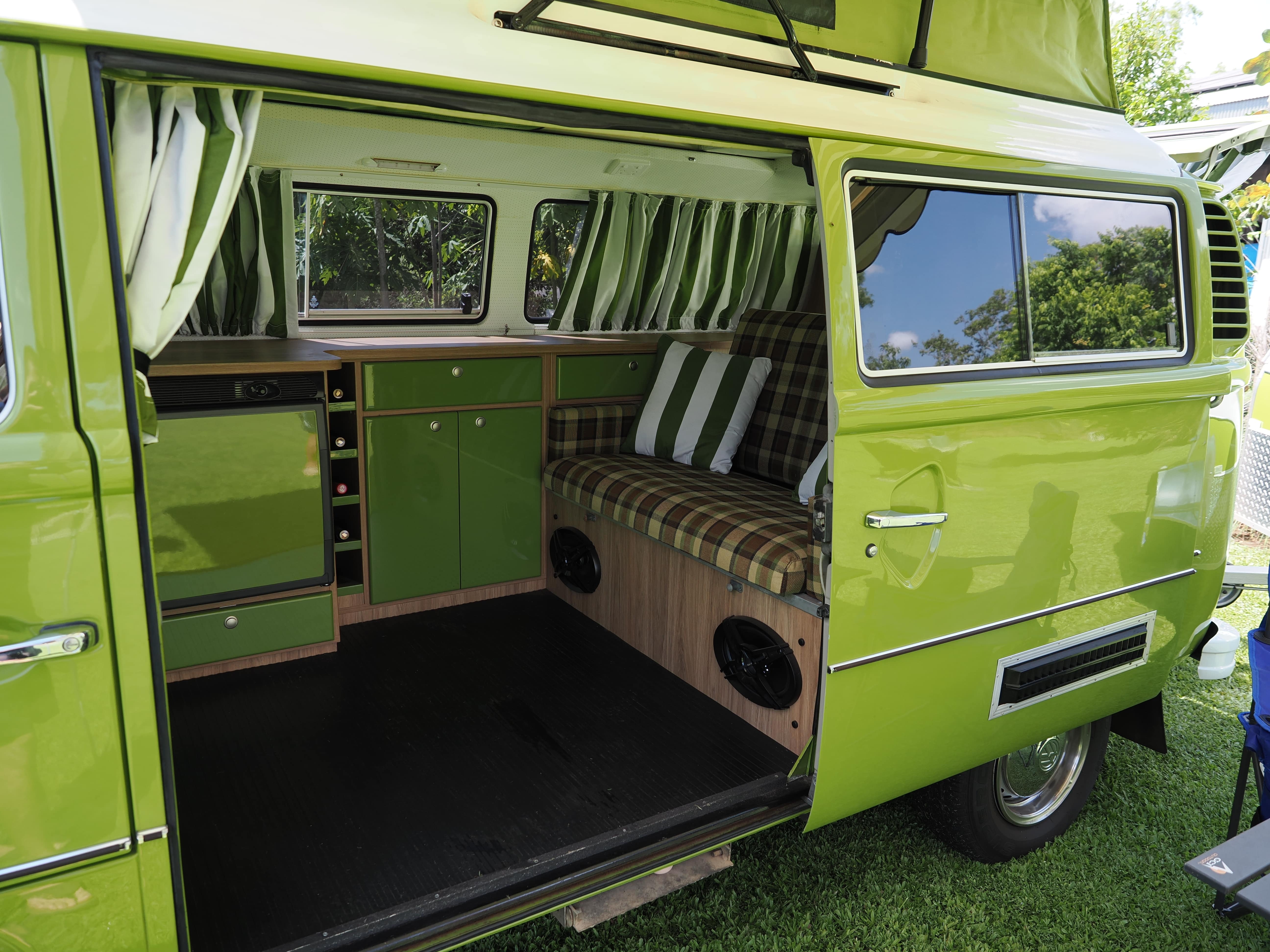 1977 VOLKSWAGEN KOMBI 4 SP MANUAL VAN