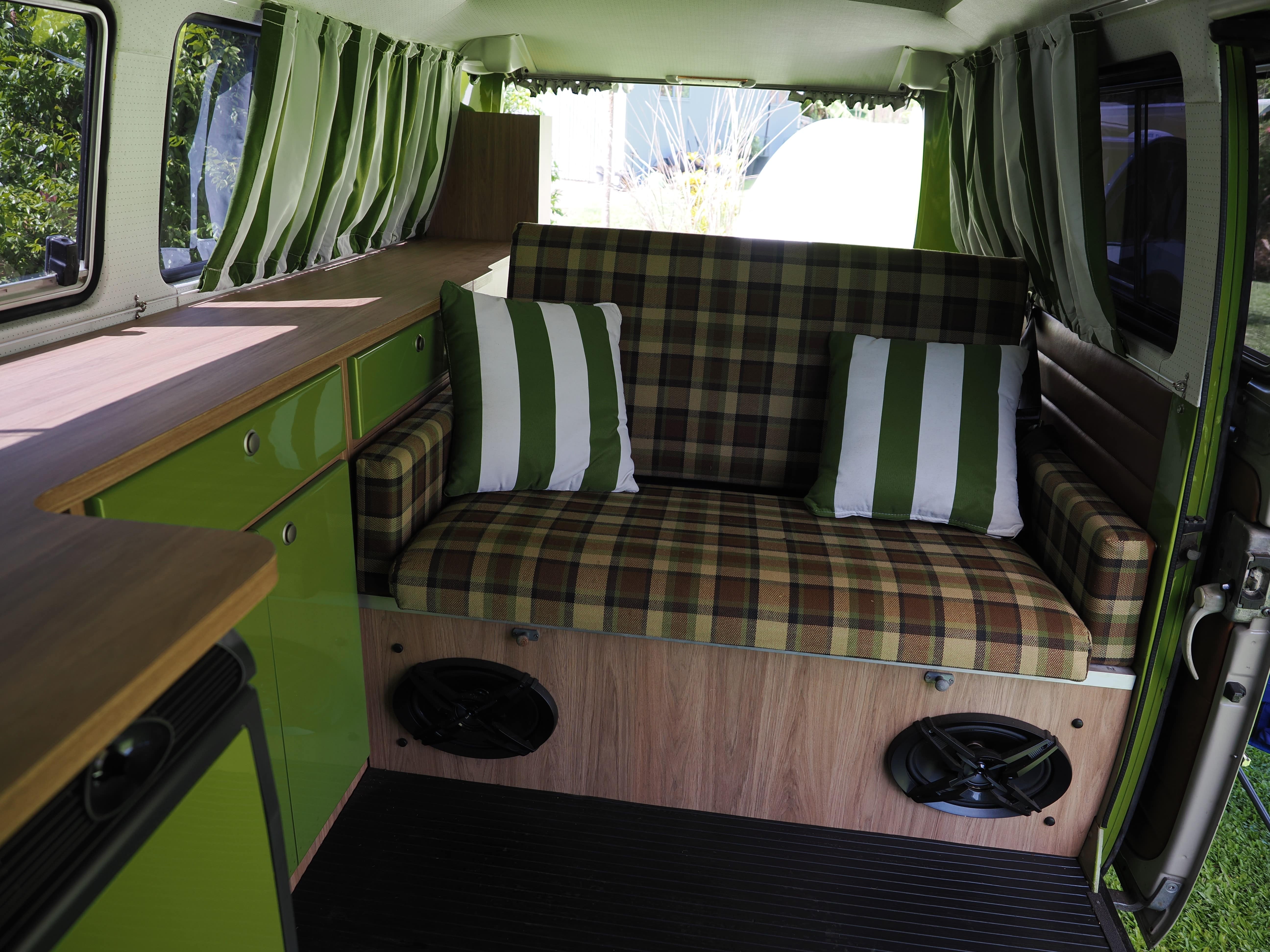 1977 VOLKSWAGEN KOMBI 4 SP MANUAL VAN