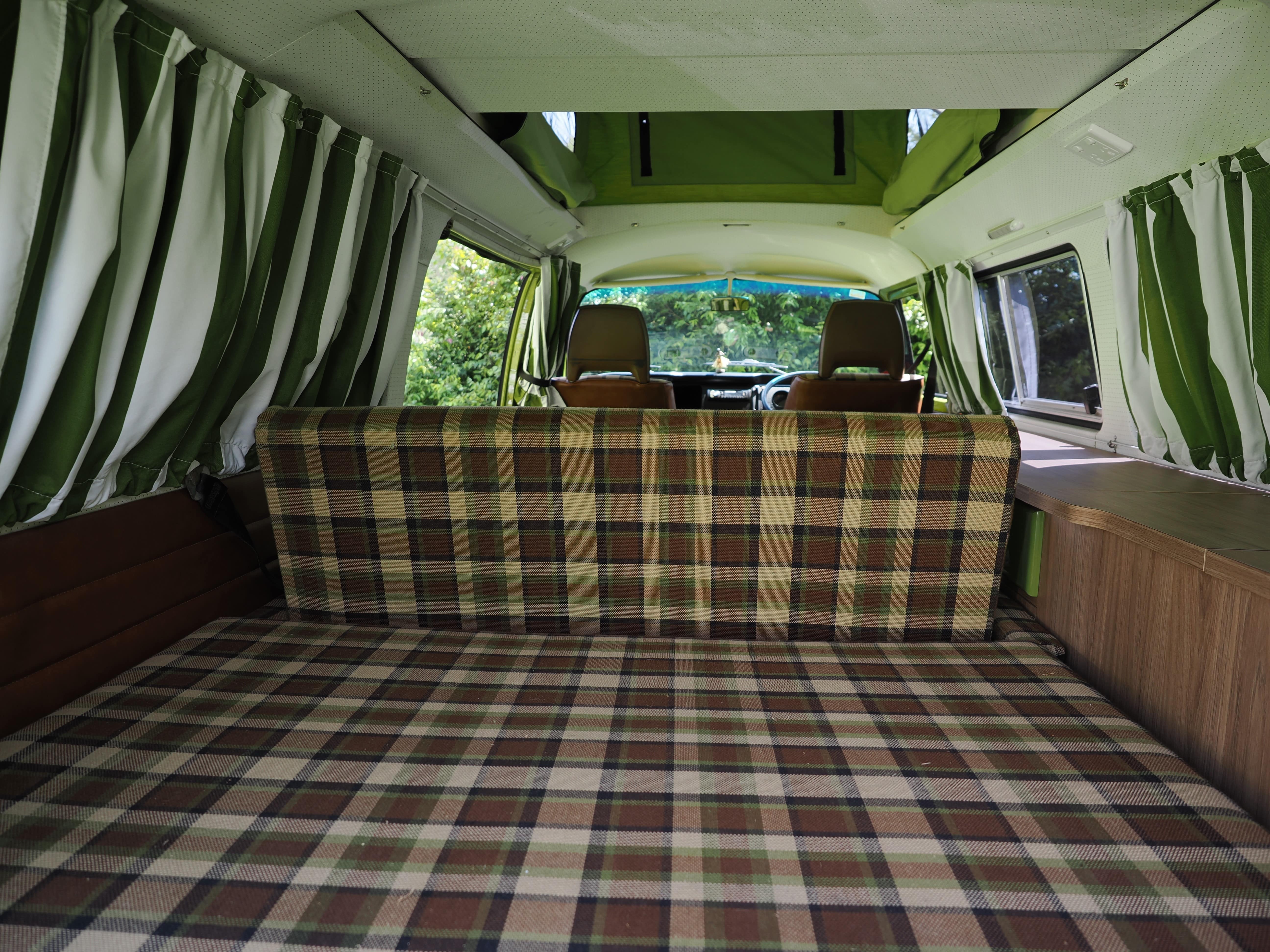 1977 VOLKSWAGEN KOMBI 4 SP MANUAL VAN