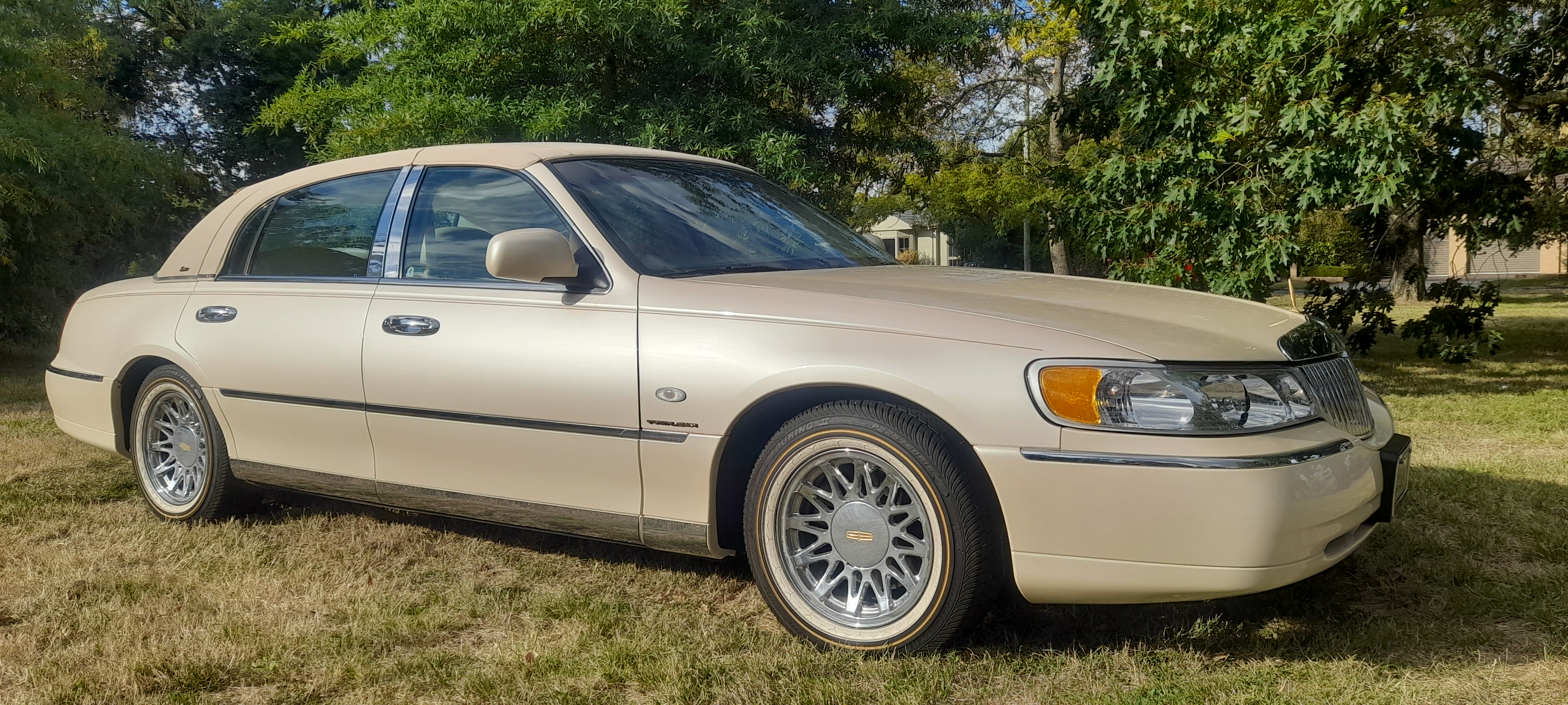 1999 LINCOLN TOWN CAR SEDAN
