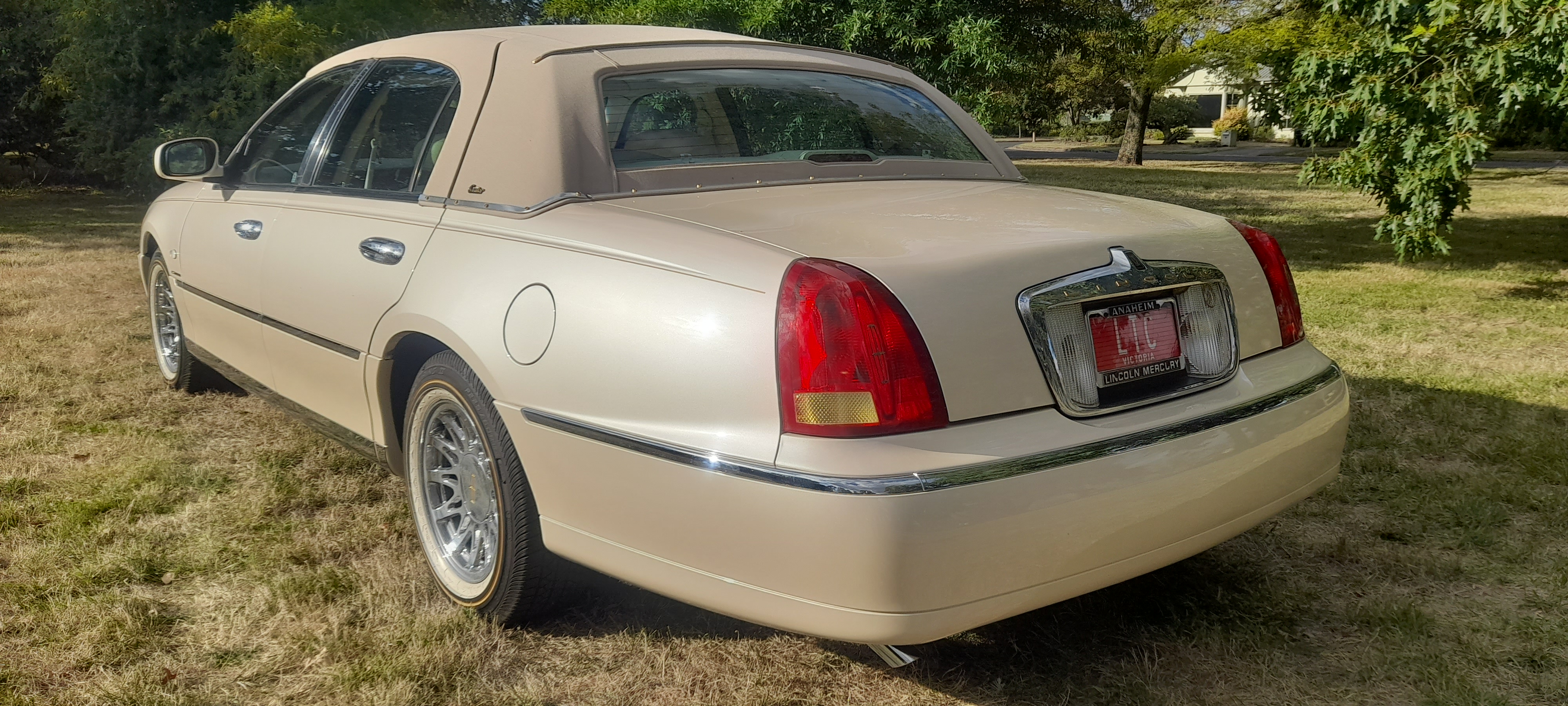 1999 LINCOLN TOWN CAR SEDAN