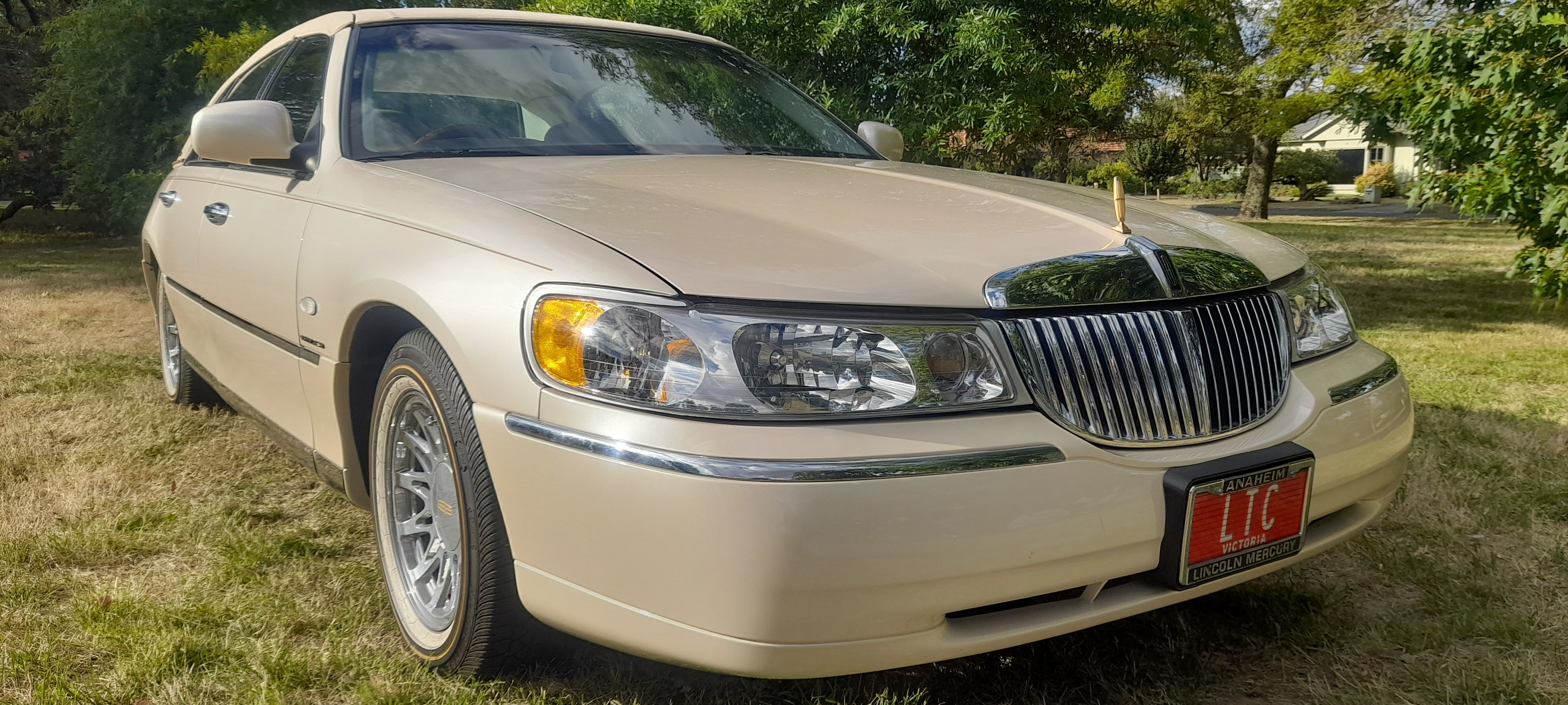 1999 LINCOLN TOWN CAR SEDAN