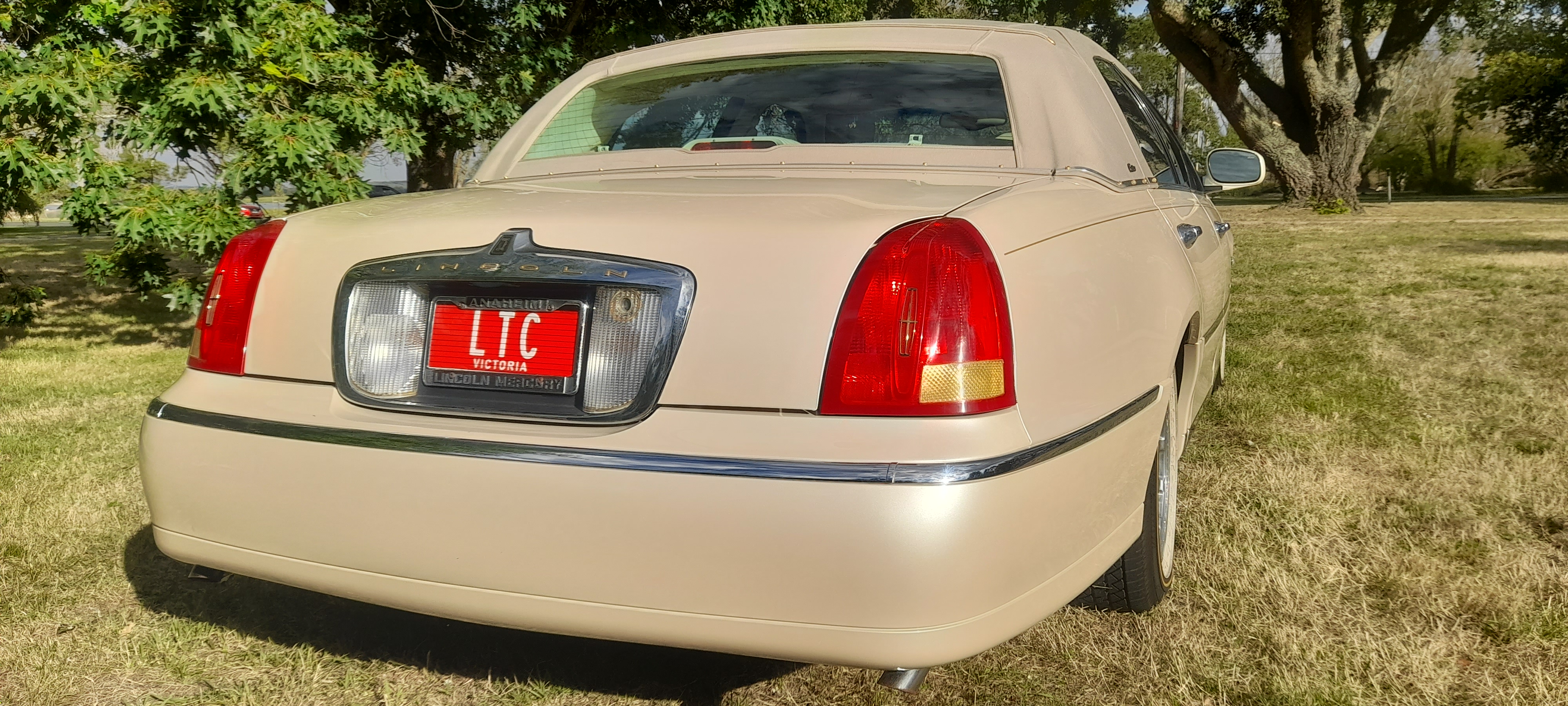 1999 LINCOLN TOWN CAR SEDAN