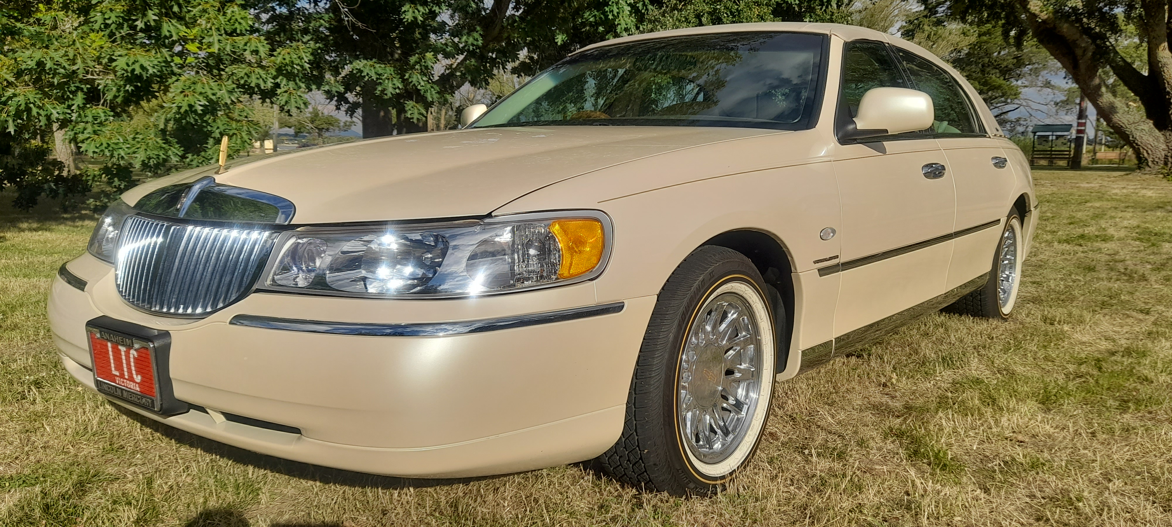 1999 LINCOLN TOWN CAR SEDAN