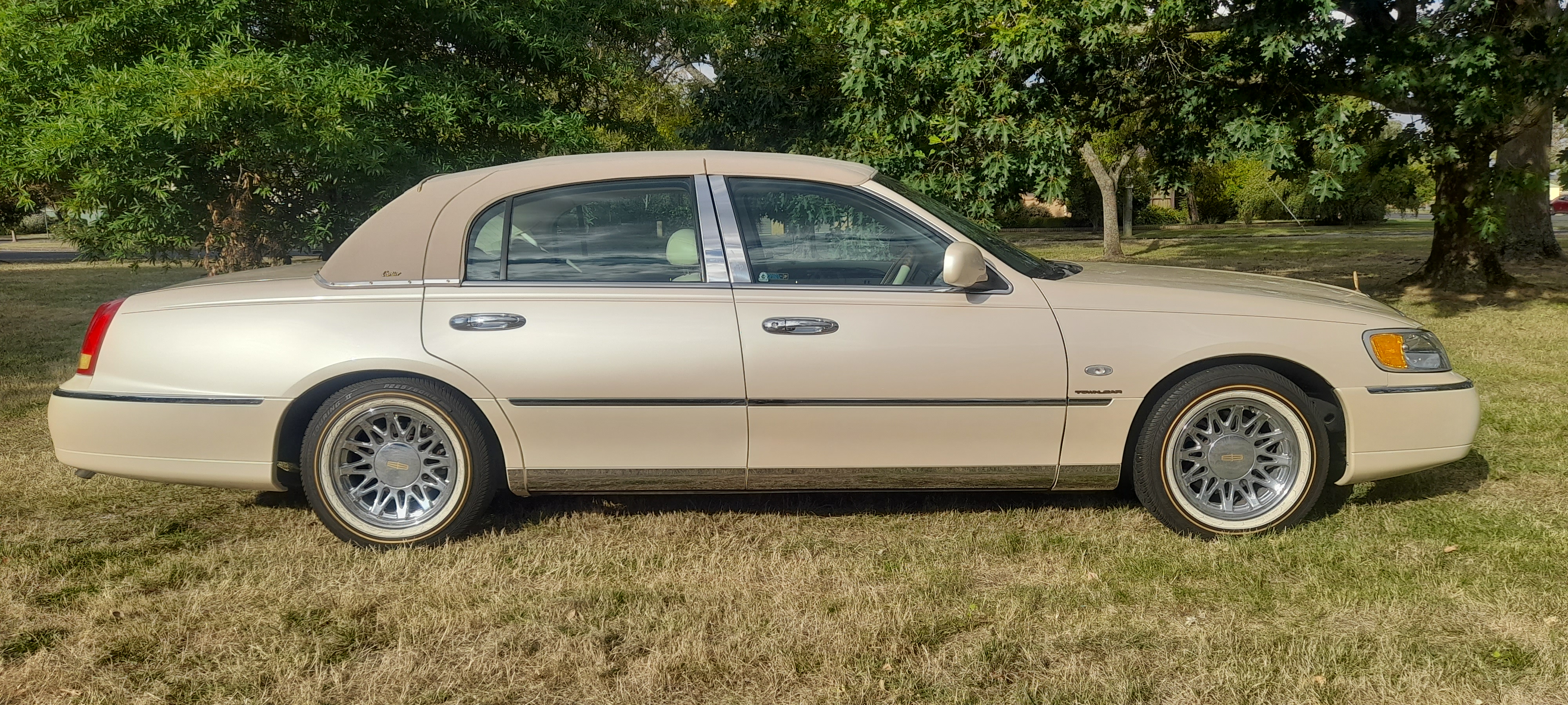 1999 LINCOLN TOWN CAR SEDAN