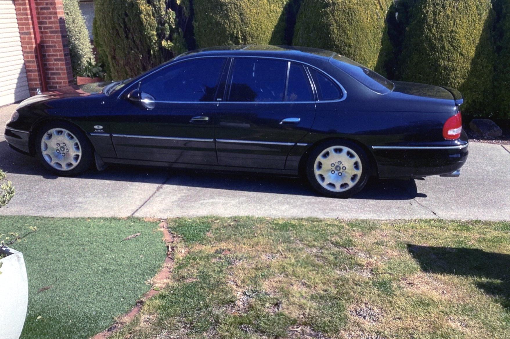 2002 HOLDEN STATESMAN WHII INTERNATIONAL LS8 4 SP AUTOMATIC 4D SEDAN