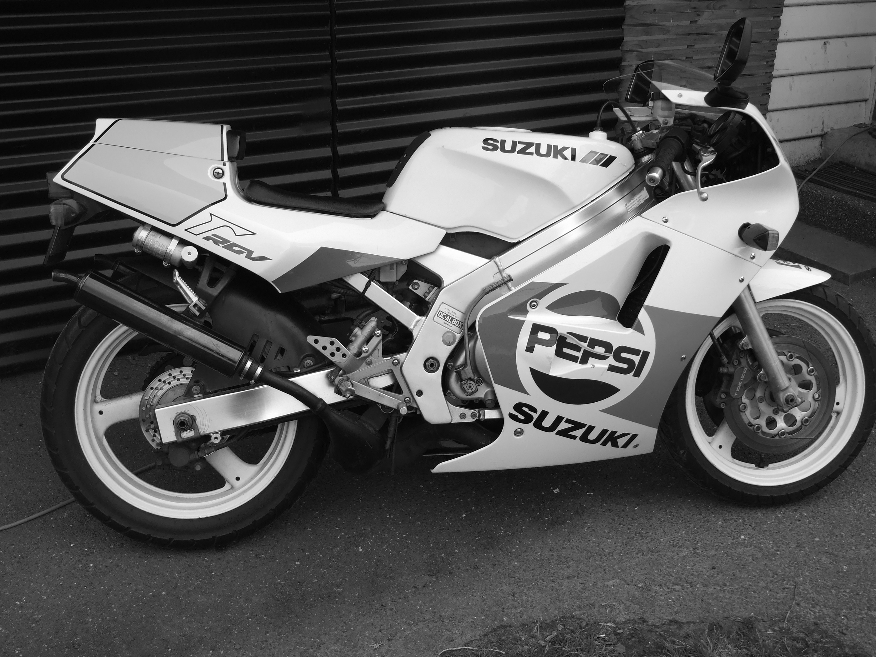 1989 SUZUKI RGV250 ROAD/RACER