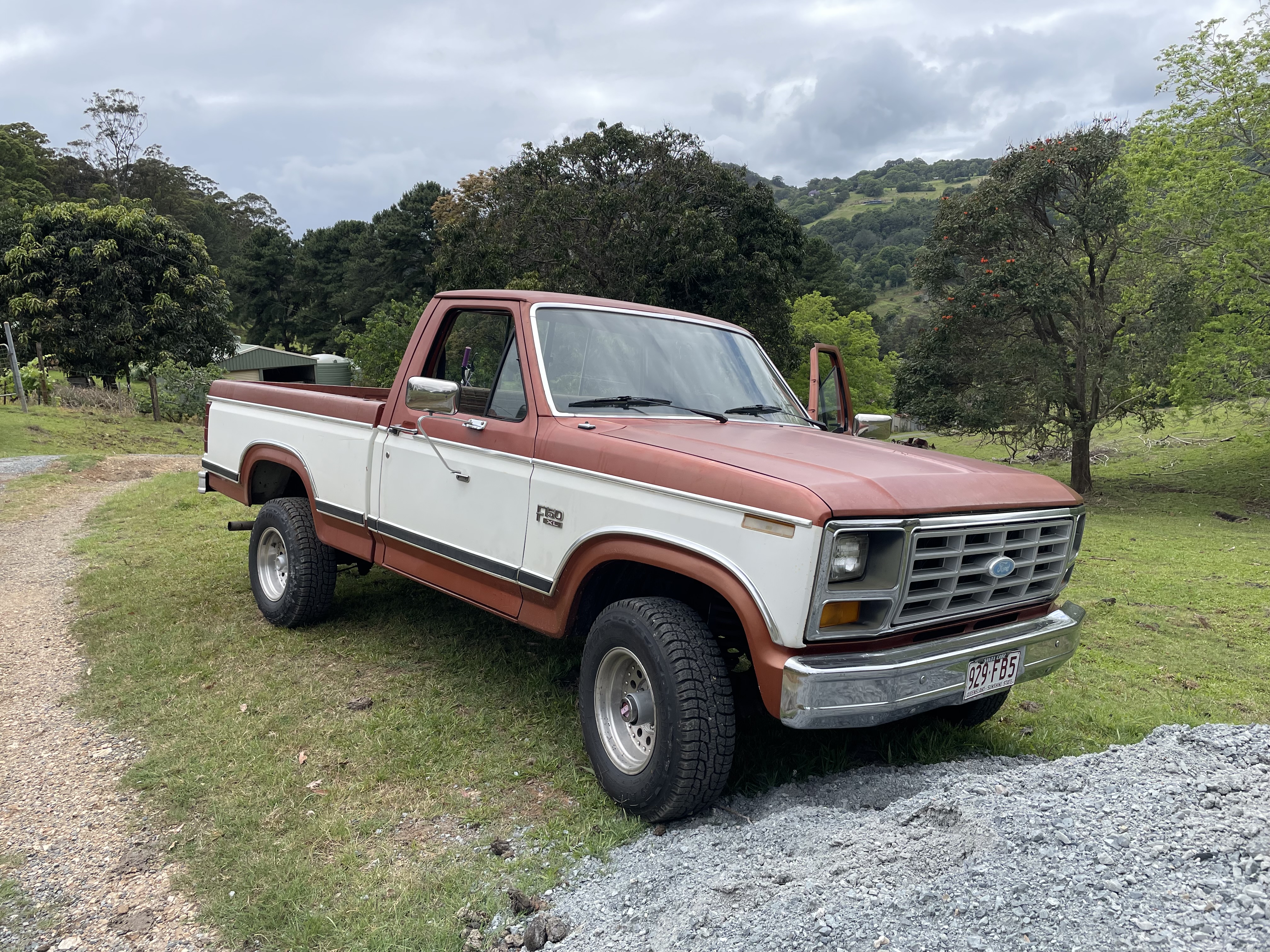 1984 FORD F-150 UTILITY