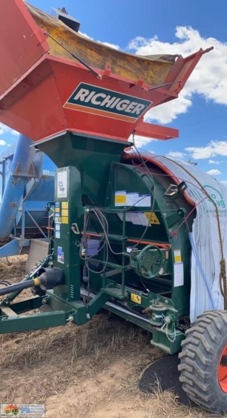 RICHIGER 990 GRAIN BAG IN LOADER