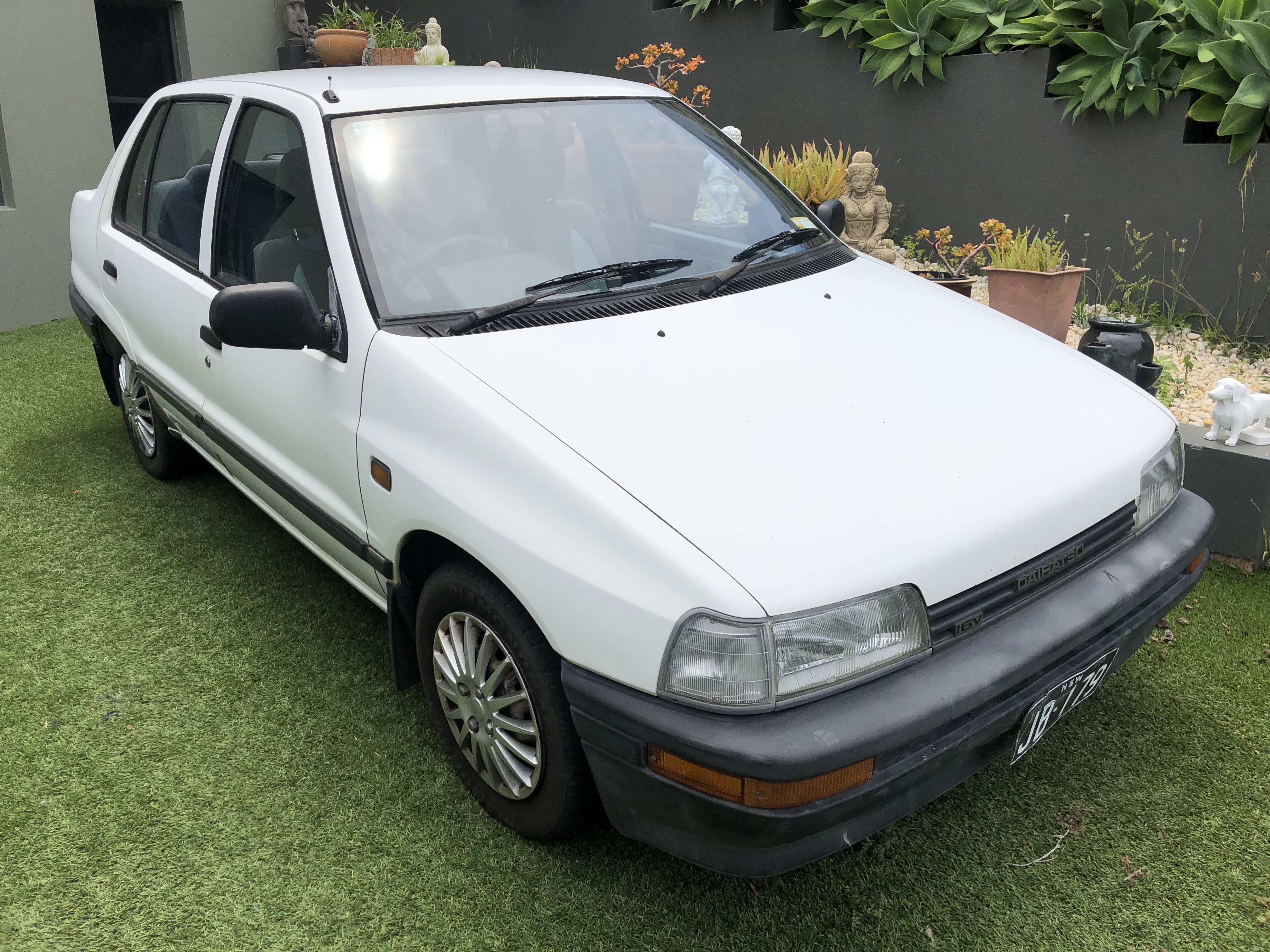 1992 DAIHATSU CHARADE SEDAN