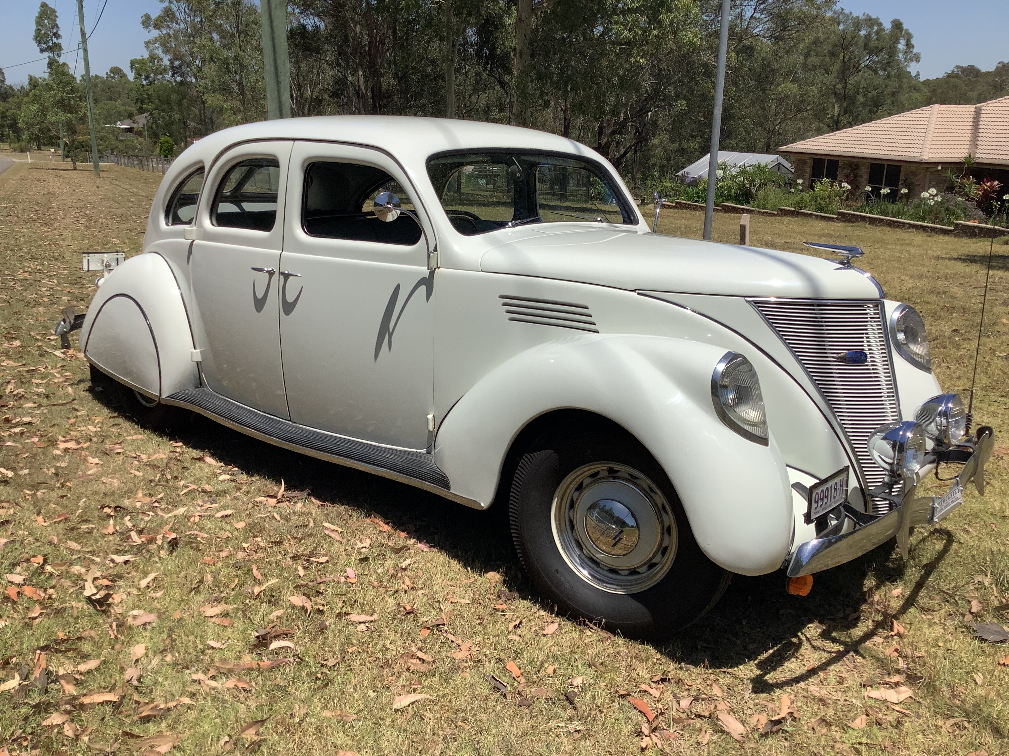 1936 LINCOLN ZEPHYR V12 SEDAN