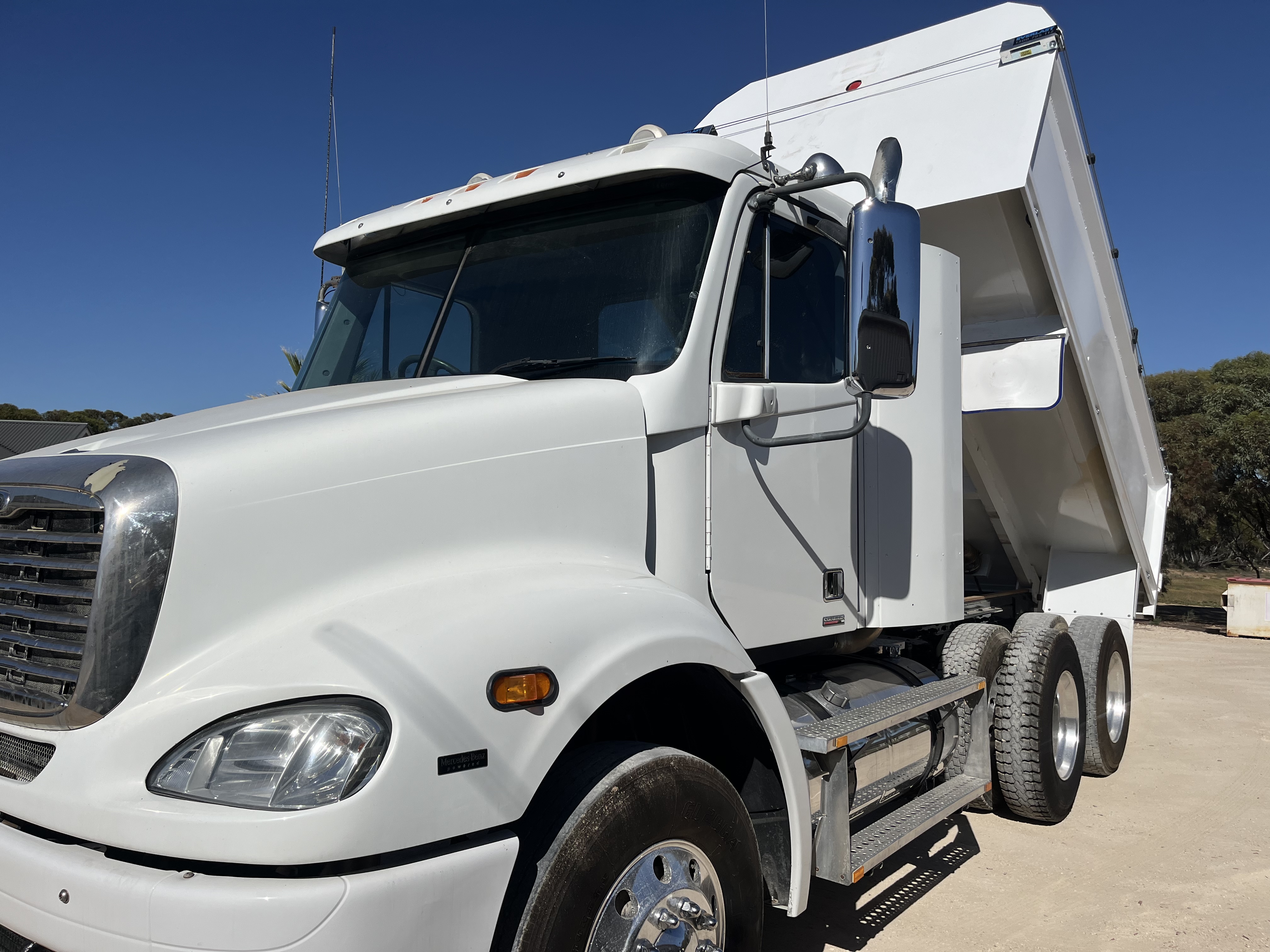 2010 FREIGHTLINER COLUMBIA CL112 TIPPER