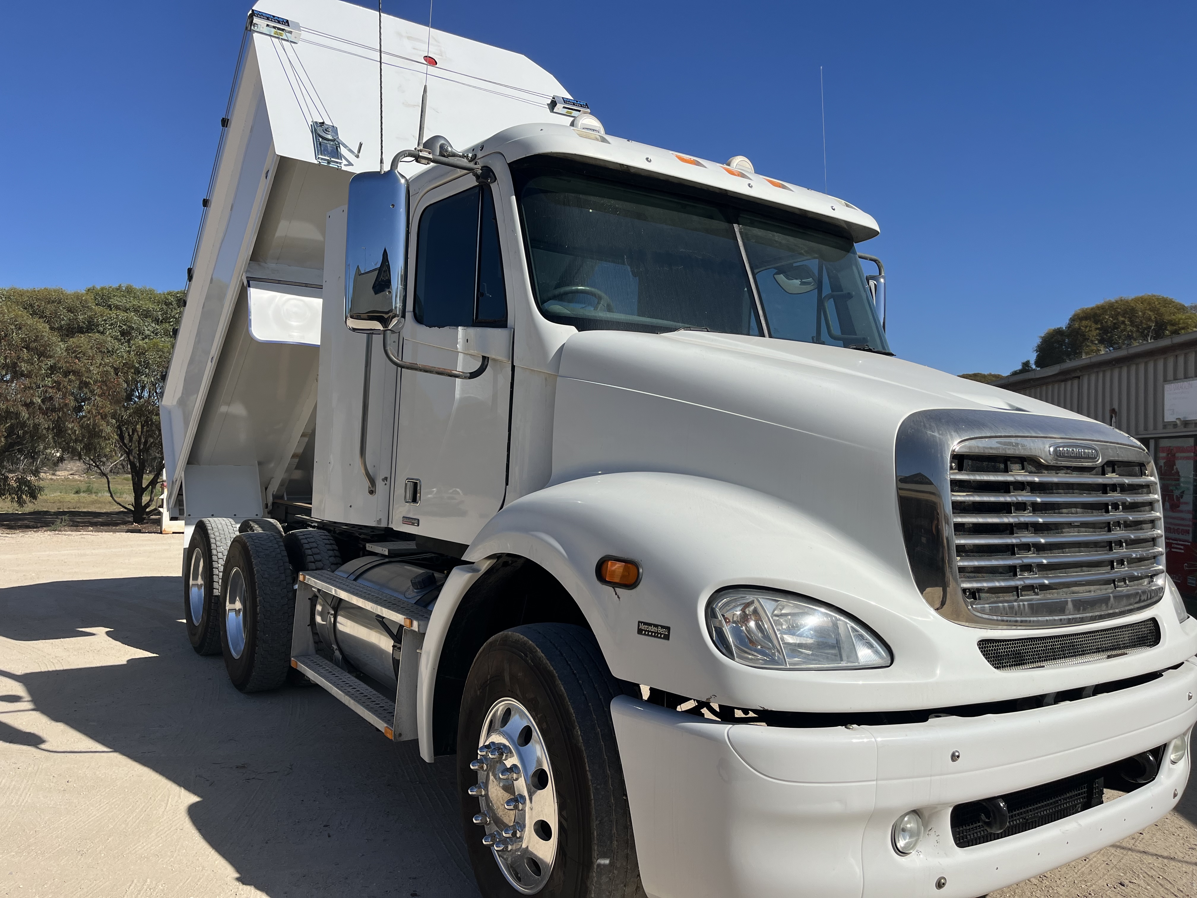 2010 FREIGHTLINER COLUMBIA CL112 TIPPER