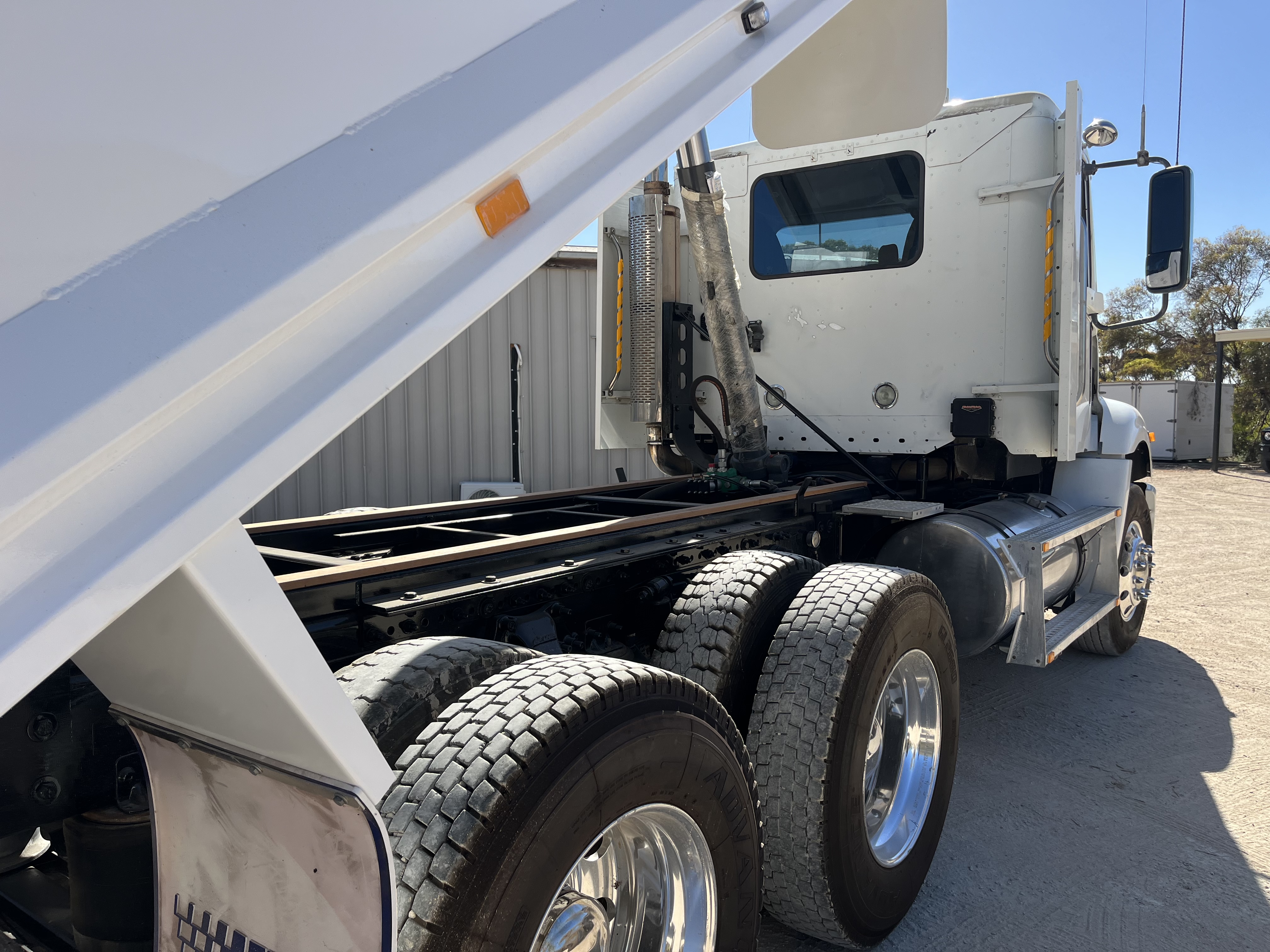 2010 FREIGHTLINER COLUMBIA CL112 TIPPER