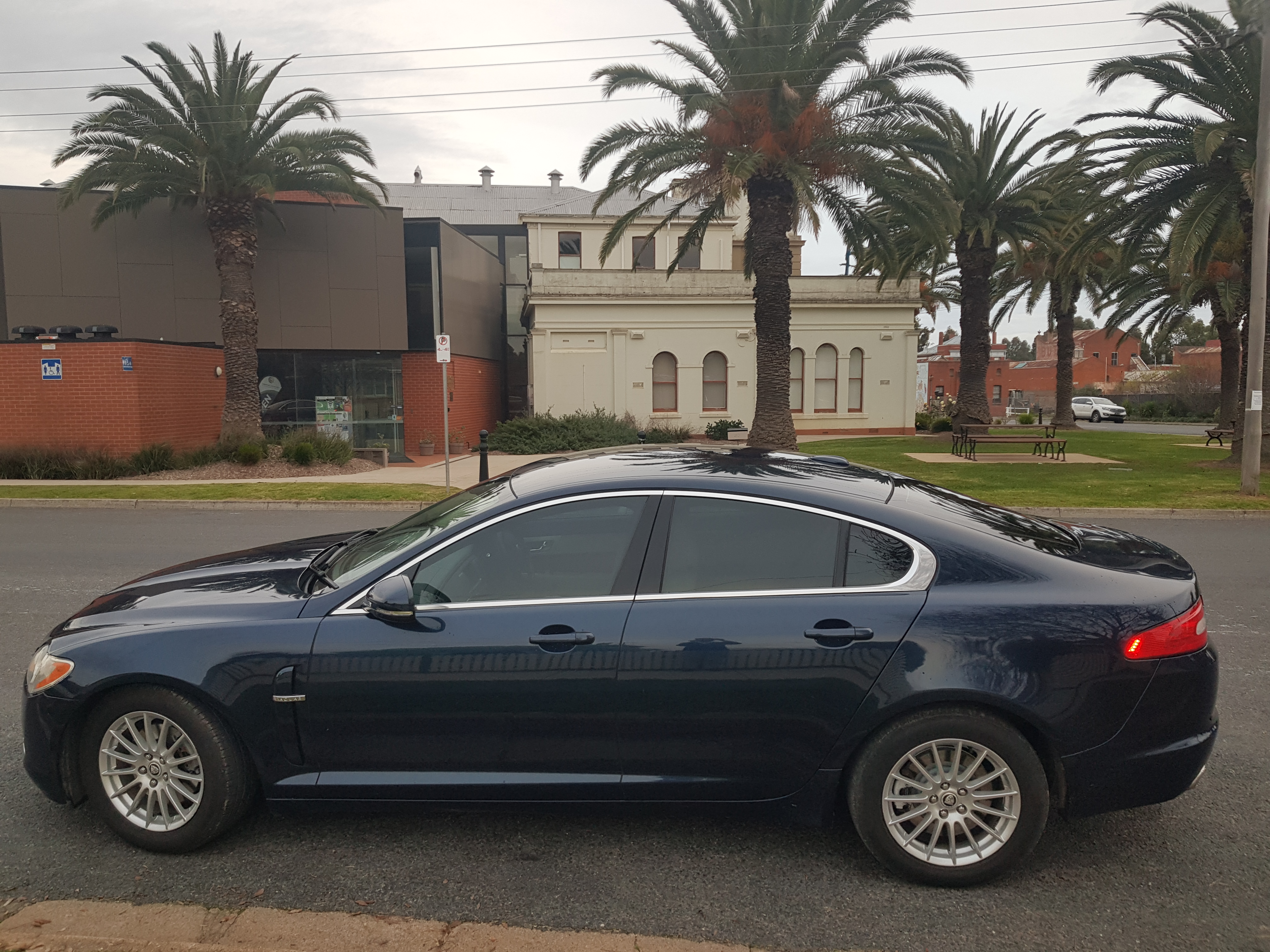 2010 JAGUAR XF SEDAN