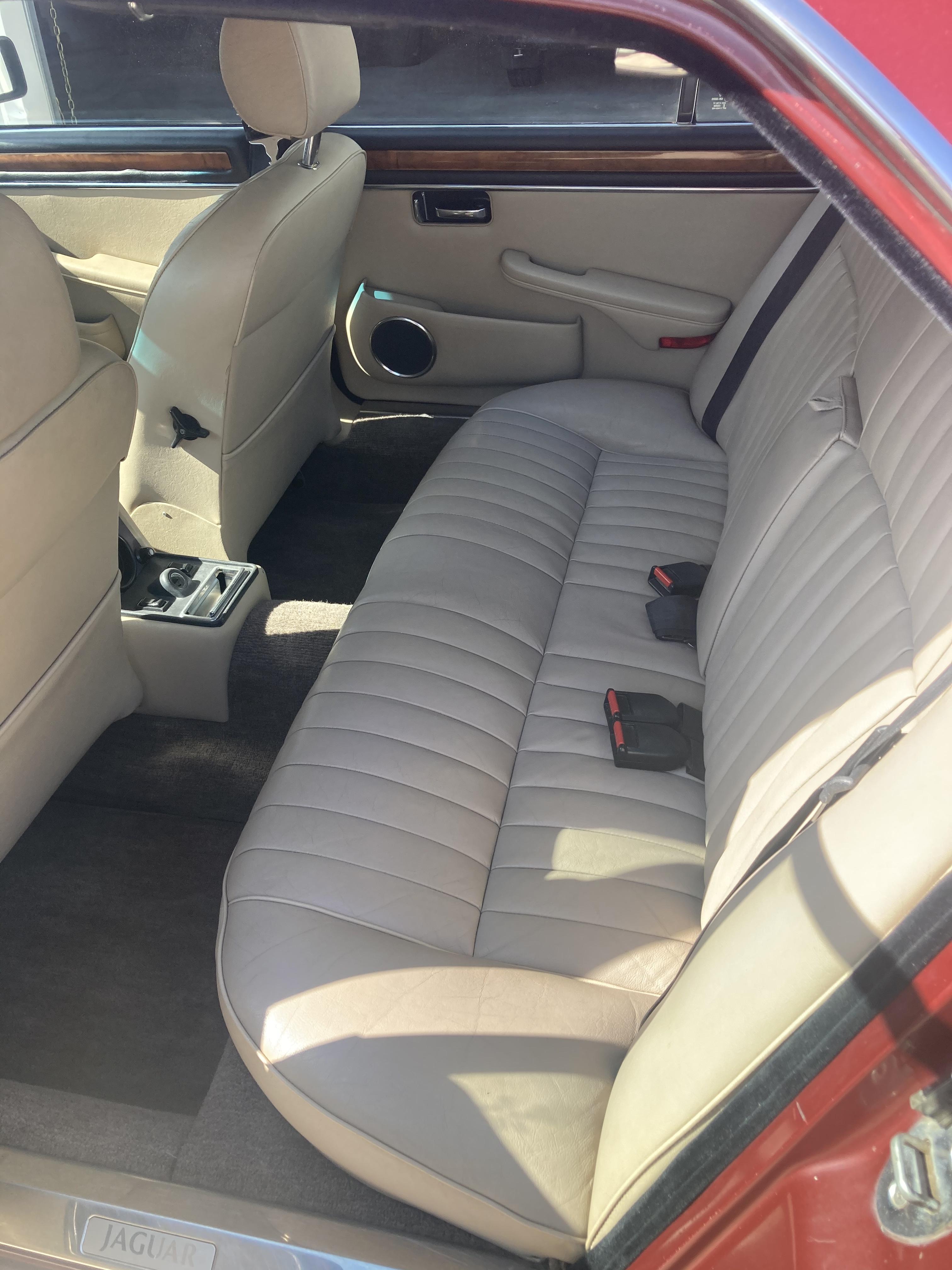 1986 JAGUAR SOVEREIGN 4.2 3 SP AUTOMATIC 4D SEDAN