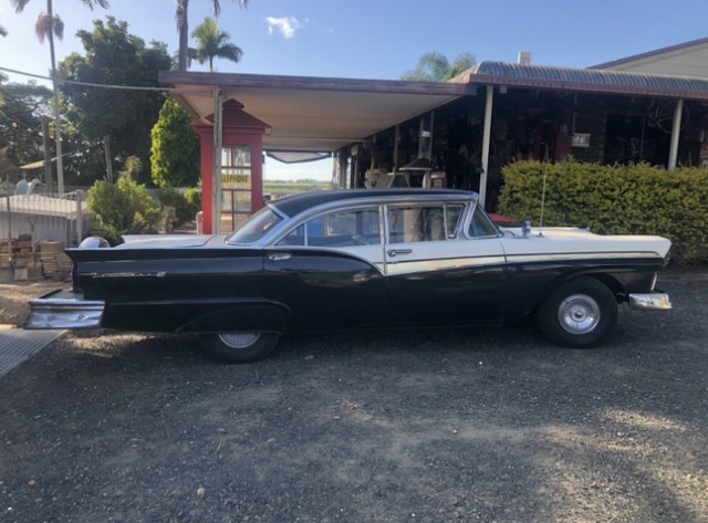 1957 FORD FAIRLANE SEDAN