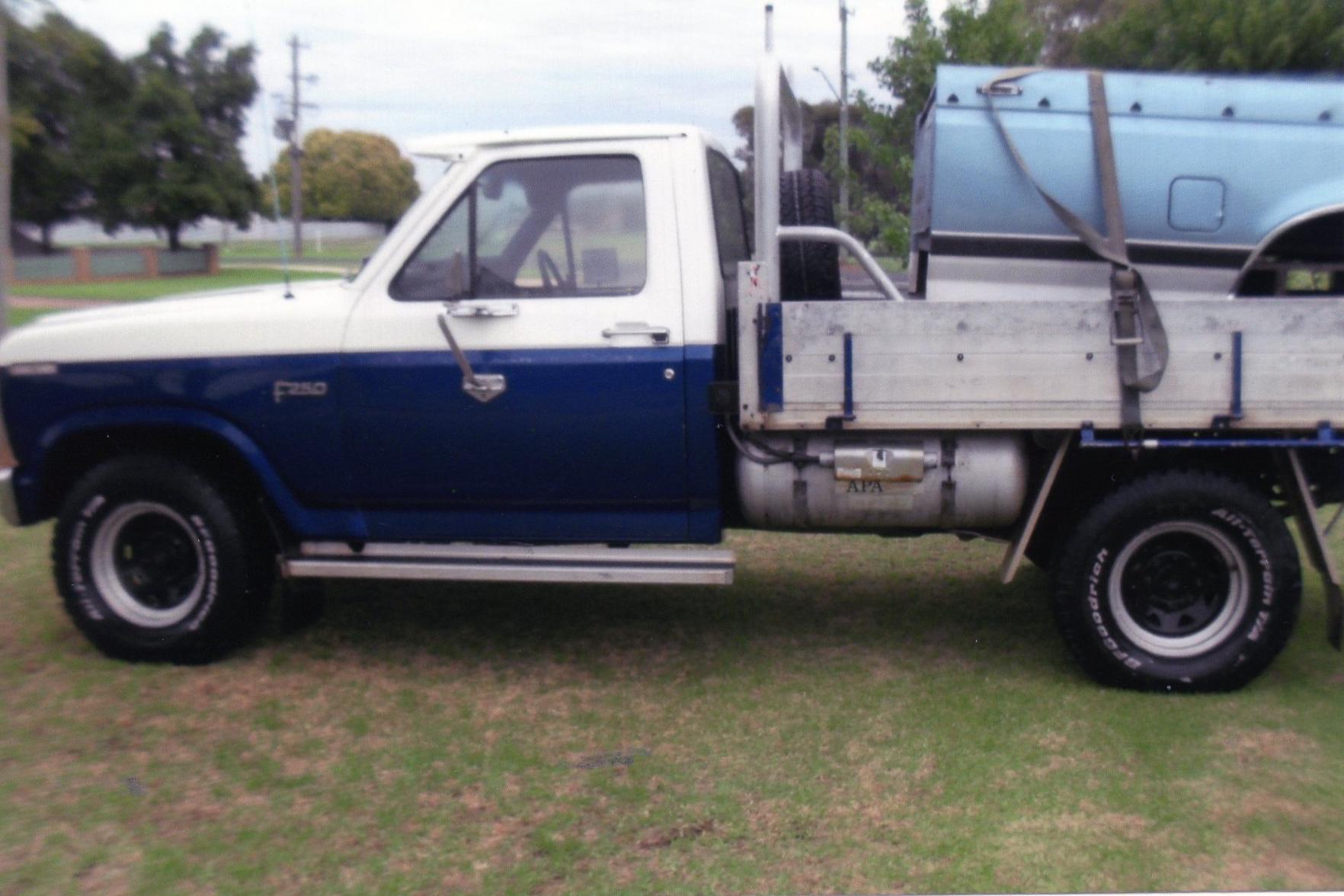 1984 FORD F250 UTILITY