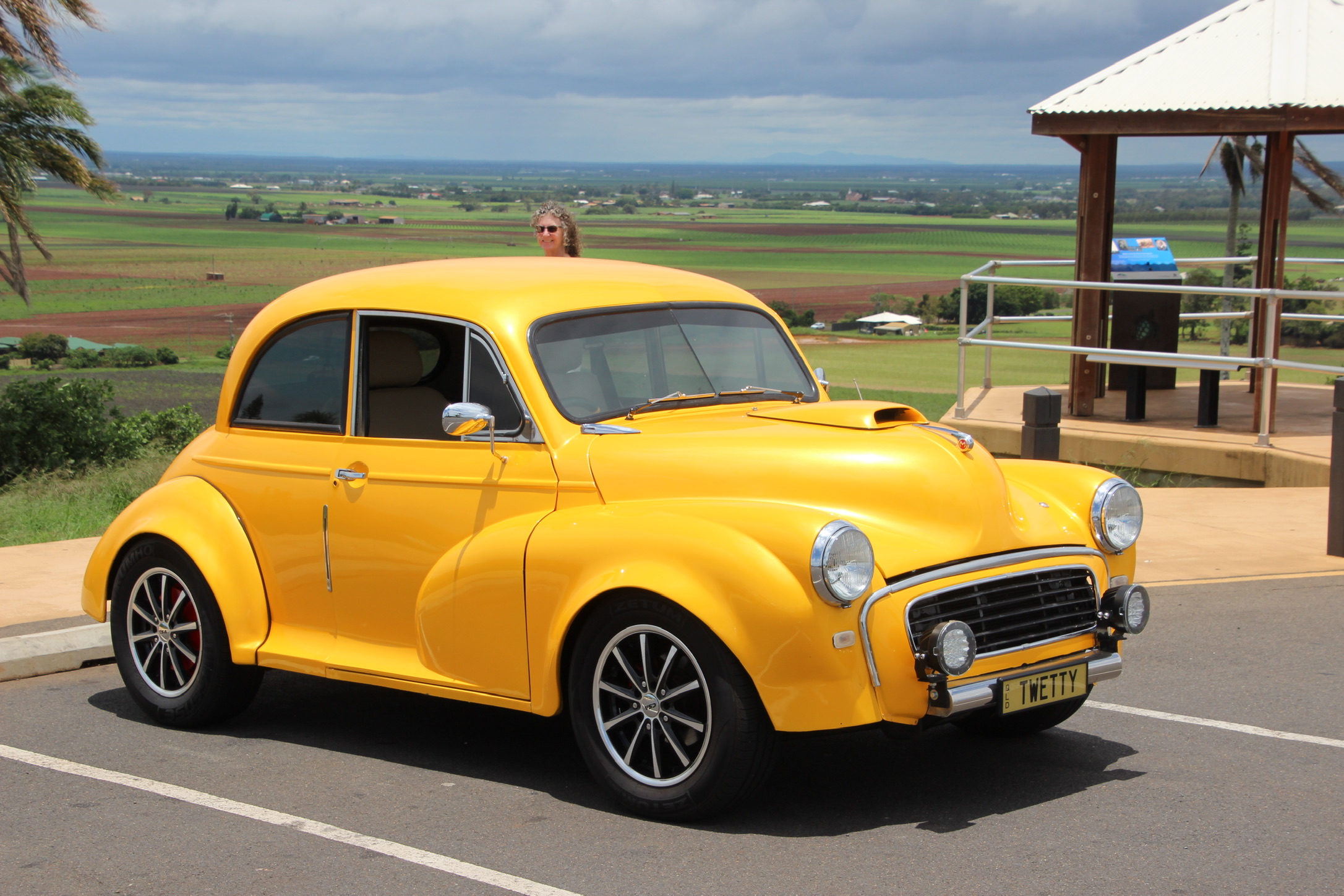 1954 MORRIS MINOR SERIES II SEDAN