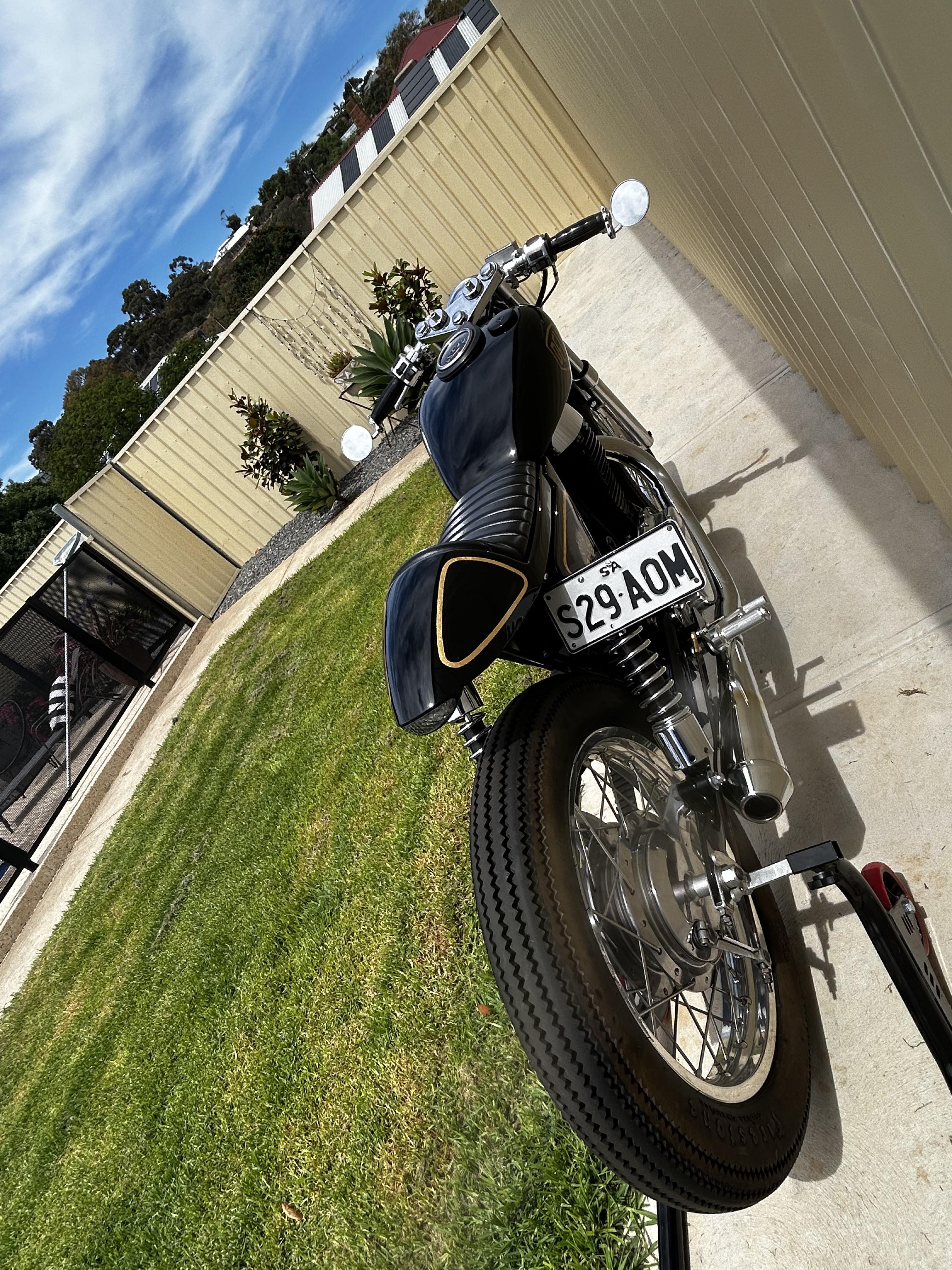1986 SUZUKI 650CC CAFE