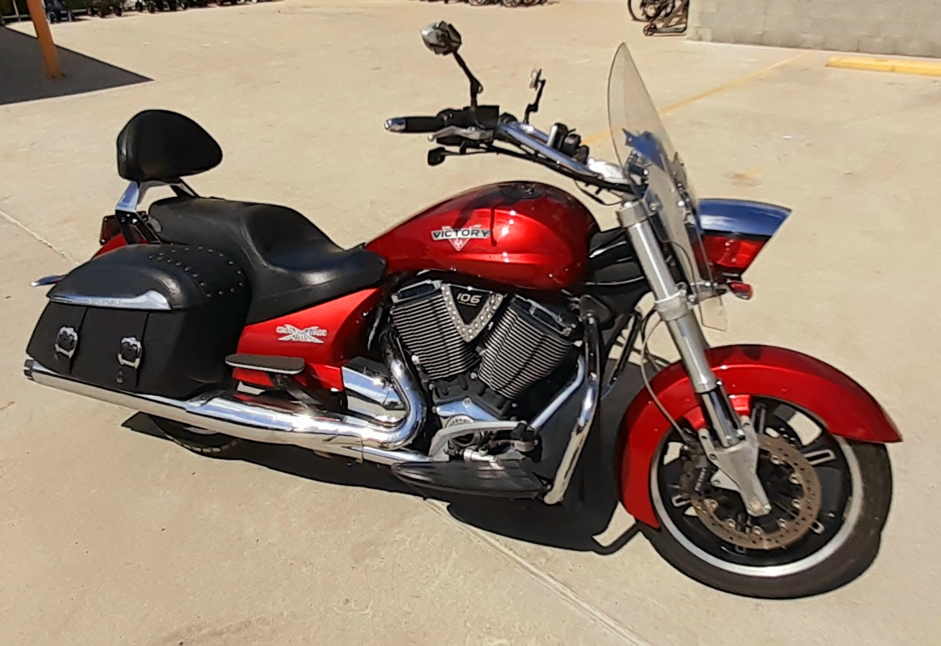 2012 VICTORY CROSS ROADS (HARD BAGGER) 1731CC CRUISER