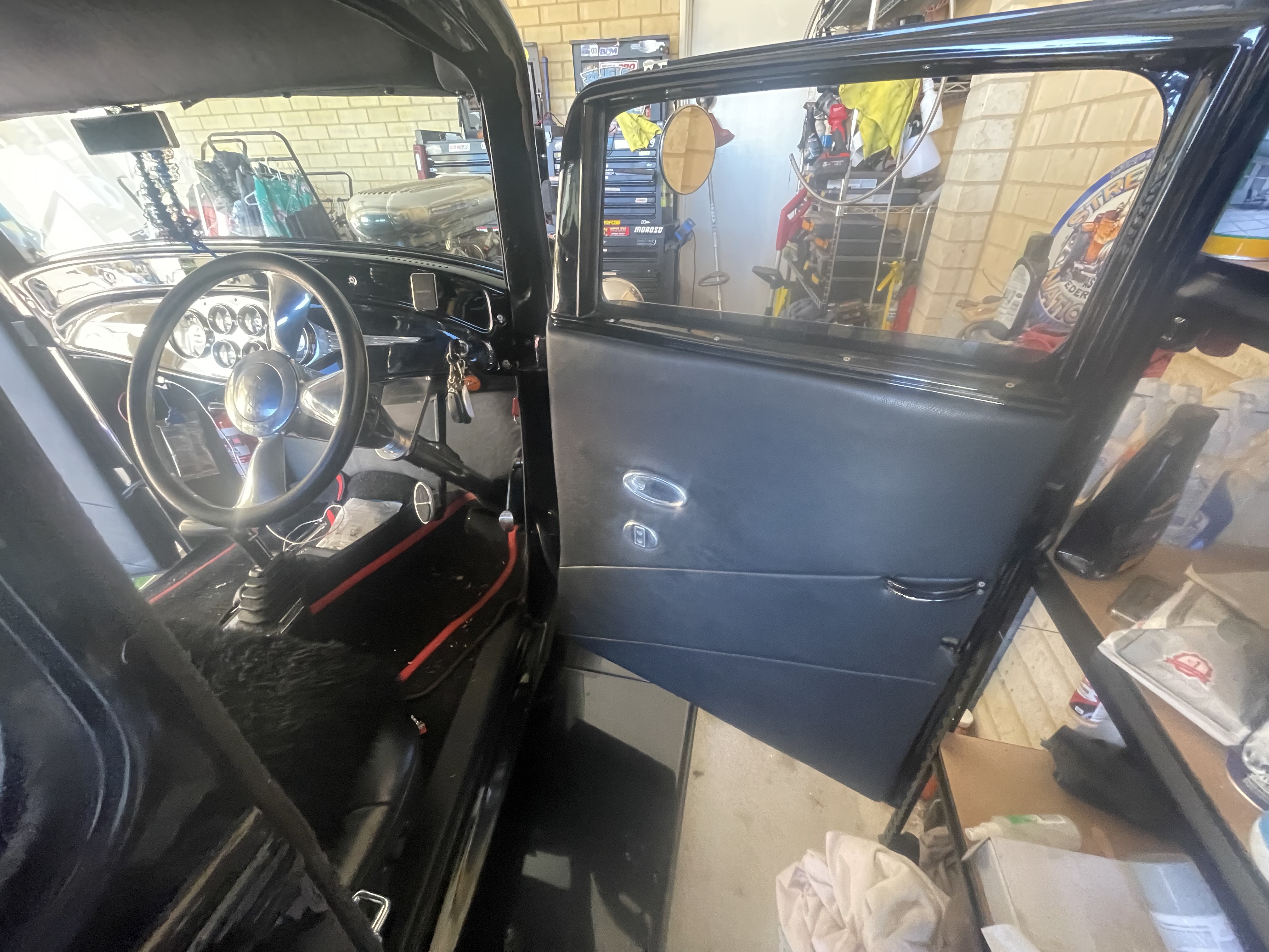 1932 FORD 5 WINDOW COUPE