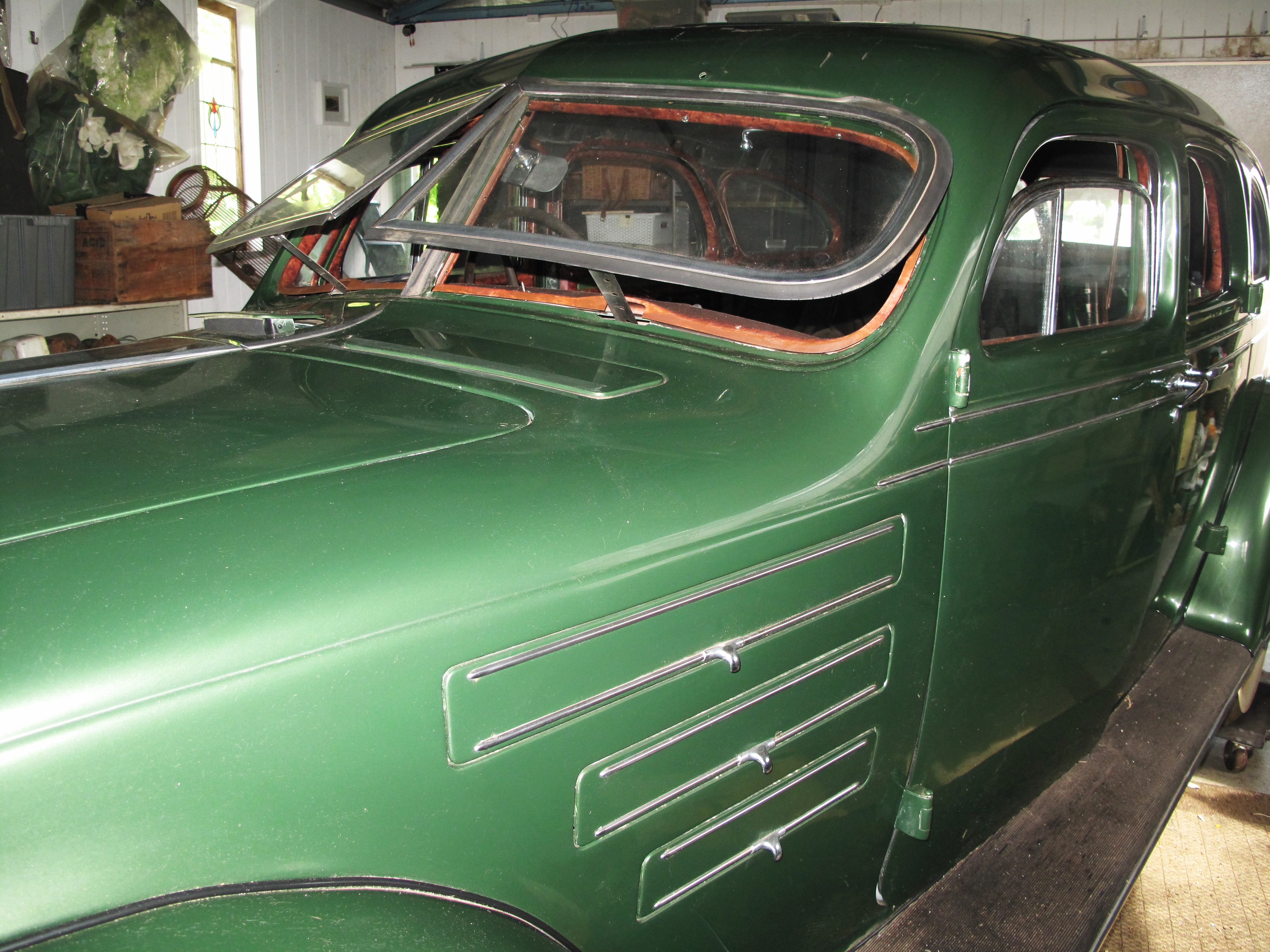 1934 CHYRSLER IMPERIAL AIRFLOW SEDAN